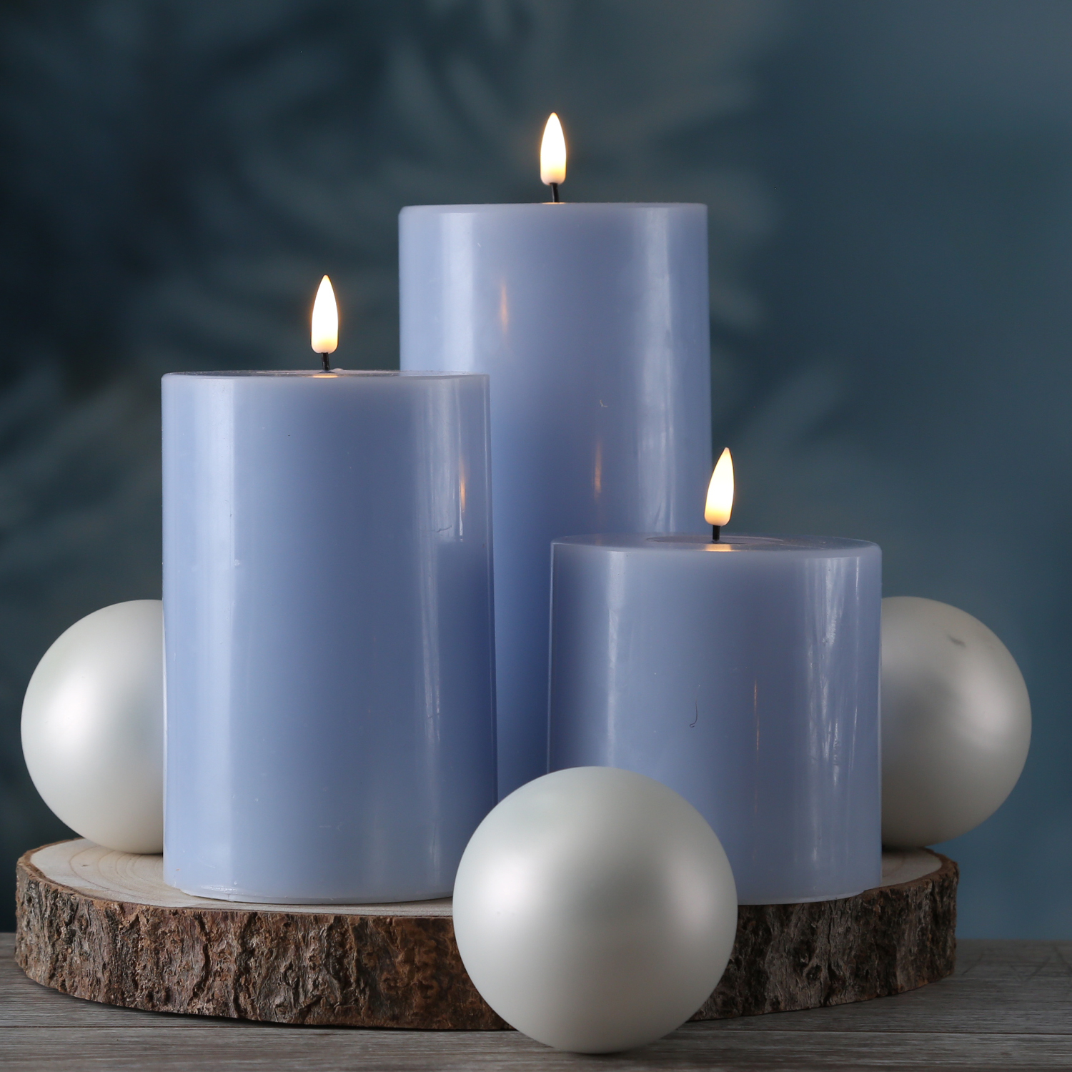 LED Stumpenkerze MIA - Echtwachs - realistische 3D Flamme - H: 20cm - D: 10cm - hellblau
