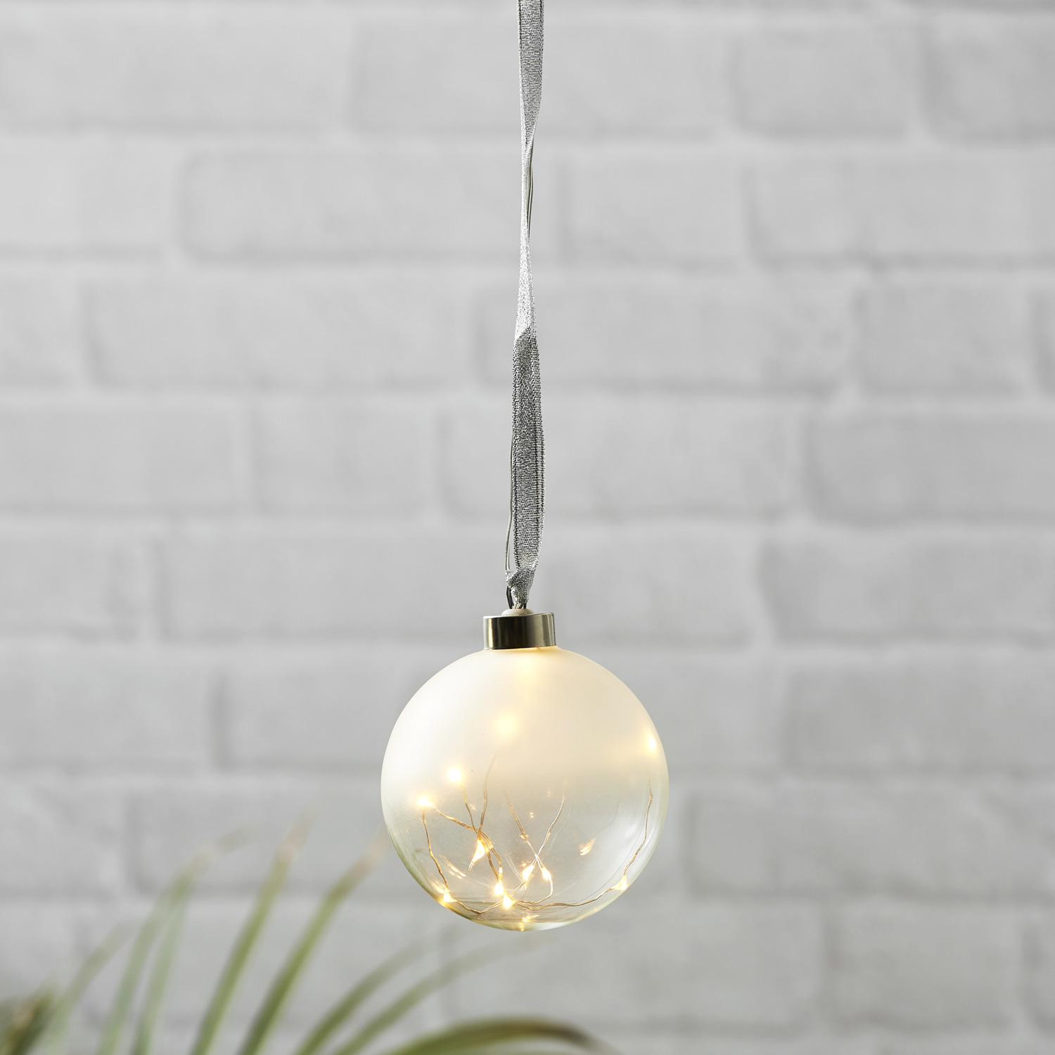 Glaskugel GLOW - gefrostetes Glas - 15 warmweiße LED am Draht - D: 10cm - Batteriebetrieb - Timer