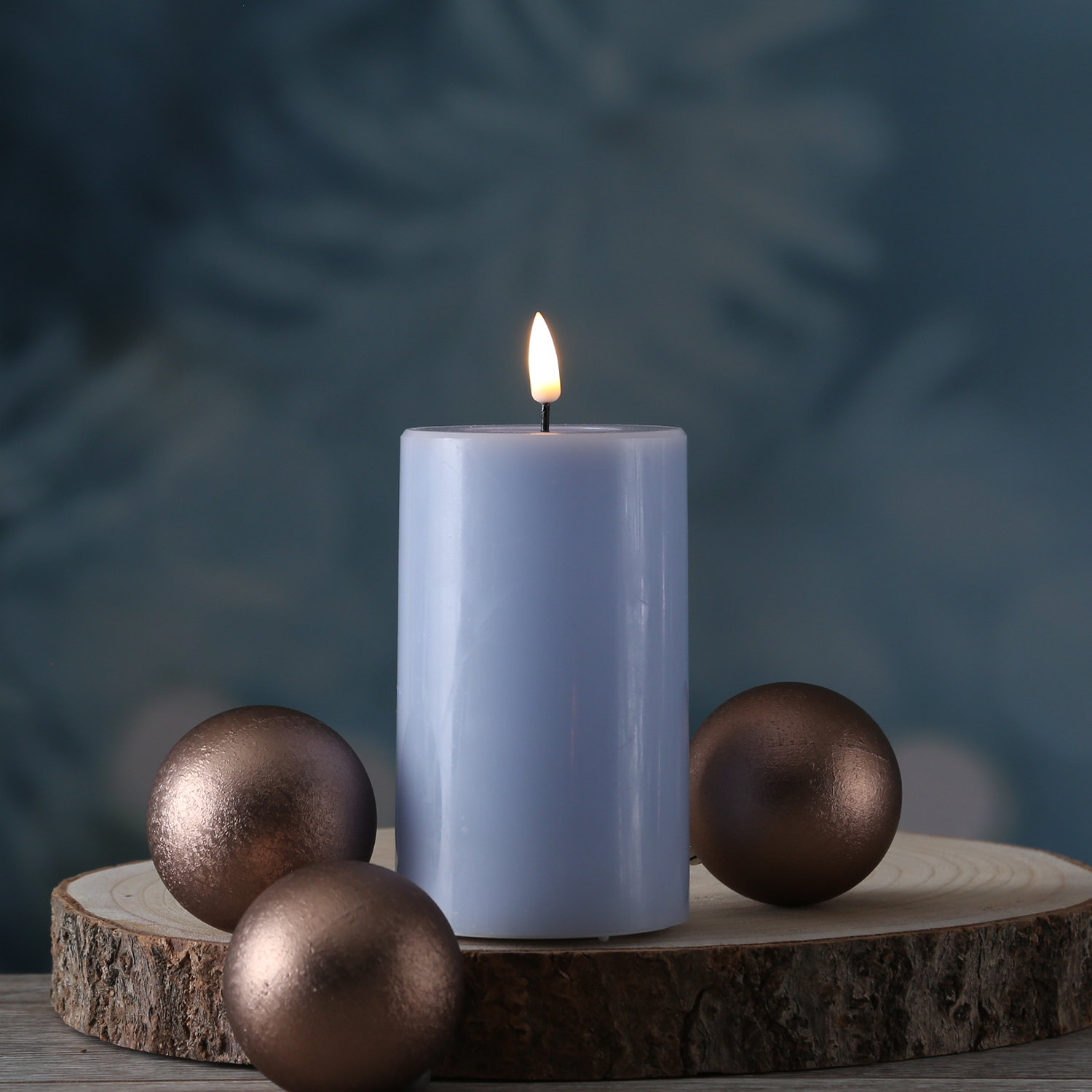 LED StumpenkerzeLED Stumpenkerze MIA - Echtwachs - realistische 3D Flamme - H 12-5cm - D 7-5cm - hellblau MIA - Echtwachs - realistische 3D Flamme - H: 12,5cm - D: 7,5cm - hellblau