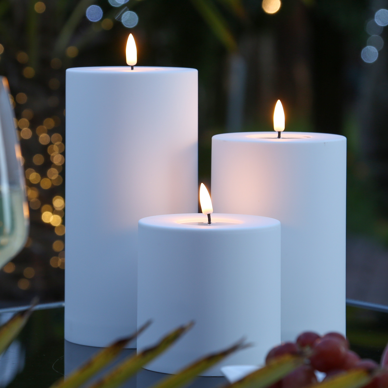 LED Stumpenkerze MIA - Kunststoff - realistische 3D Flamme - H: 15cm, D: 10cm - outdoor - weiß LED Stumpenkerze MIA - Kunststoff - realistische 3D Flamme - H: 15cm, D: 10cm - outdoor - weiß