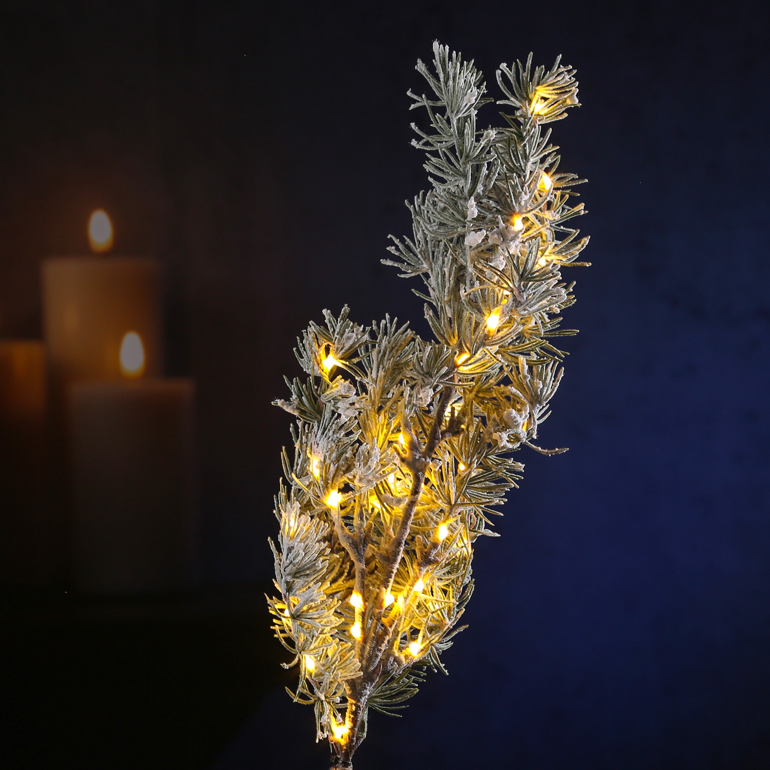 LED Tannenzweig mit Zapfen - Kunststoff - Schneeoptik - 30 warmweiße LED - H: 50cm - grün