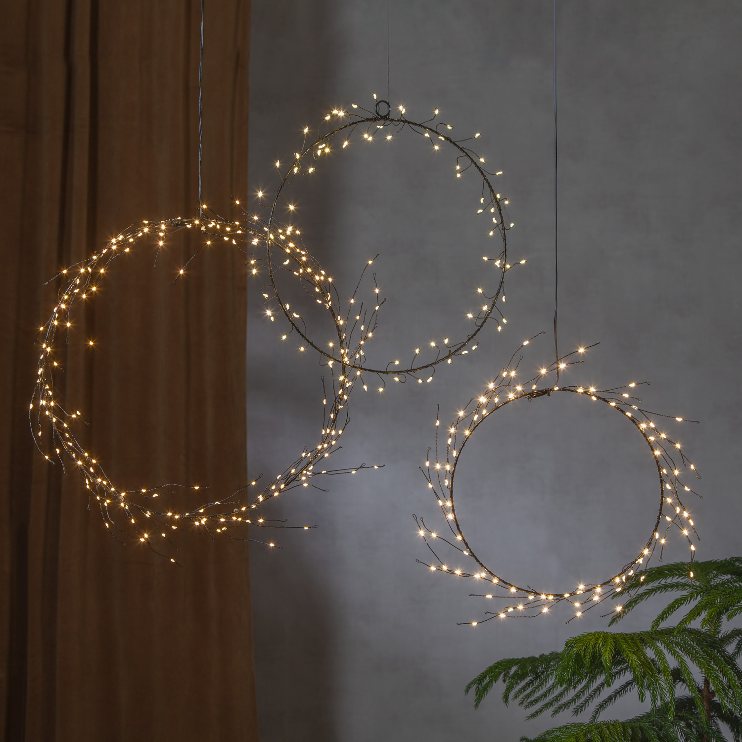 LED Lichtkranz Nike - 80 warmweiße LED - D: 30cm - Indoor - Batterie - Timer - schwarz