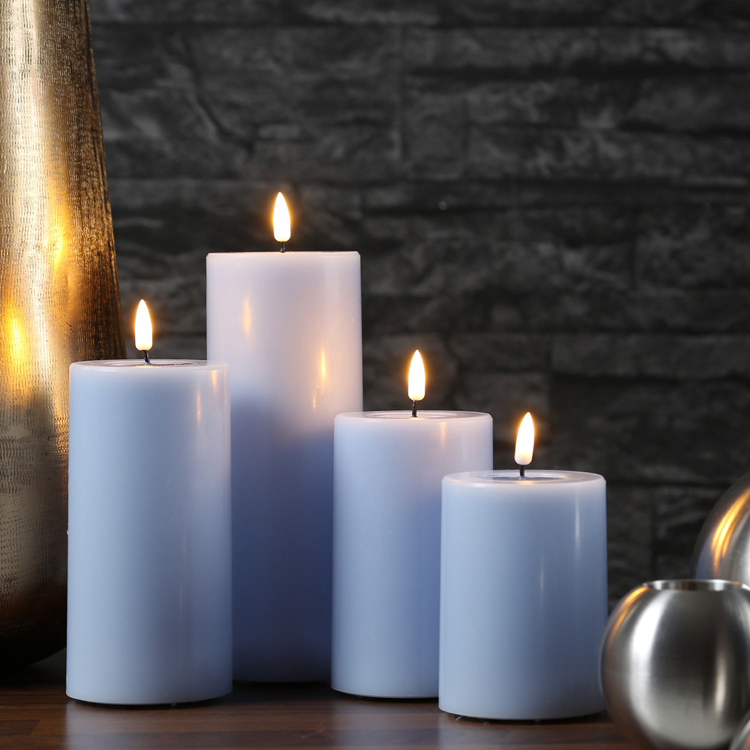 LED Stumpenkerze MIA - Echtwachs - realistische 3D Flamme - H 12-5cm - D 7-5cm - hellblau