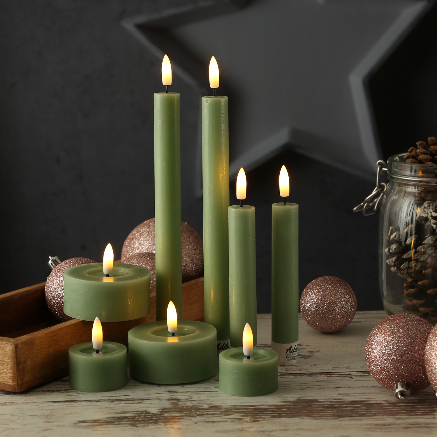 LED Stabkerzen LINA - Rustik-Optik - Echtwachs - 3D Flamme - H: 24cm - Timer - grün - 2er Set