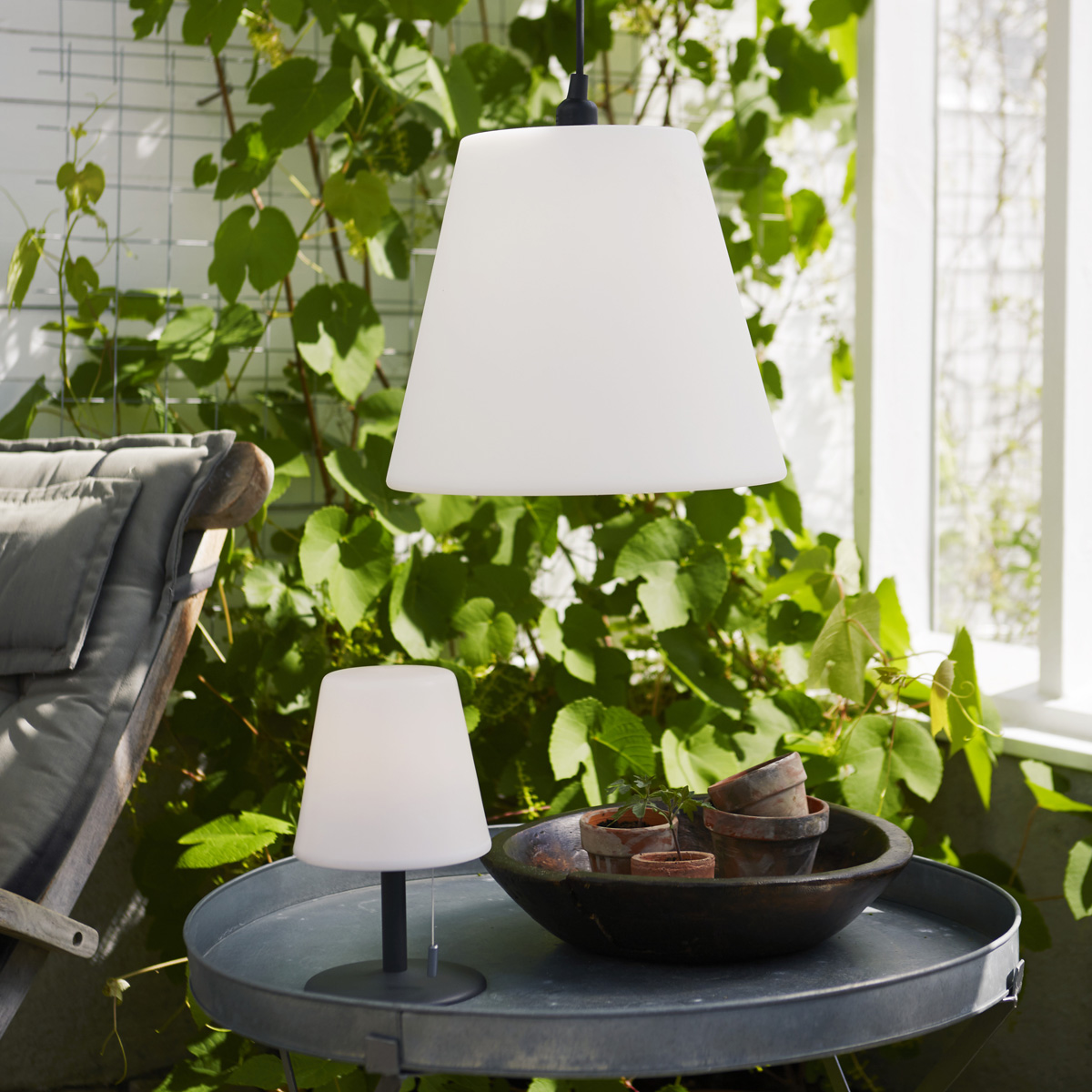 LED Garten Tischlampe - H: 60cm - weißer Lampenschirm, D: 16cm - Batteriebetrieb - Outdoor LED Garten Tischlampe - H: 60cm - weißer Lampenschirm, D: 16cm - Batteriebetrieb - Outdoor