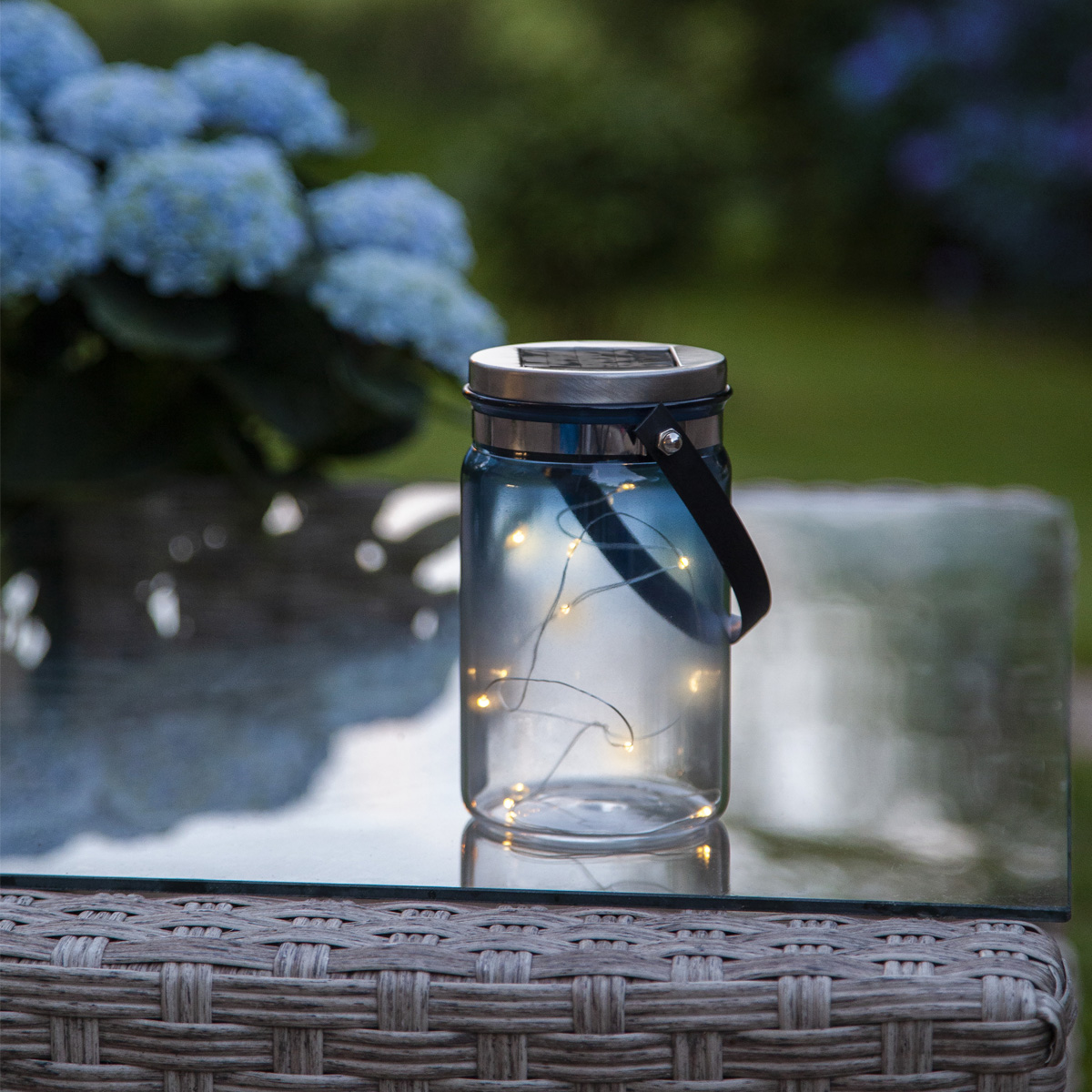 LED Solarglas TINT - LED Drahtlichterkette - Lichtsensor - H:15cm, D: 9cm - mit Aufhänger - blau