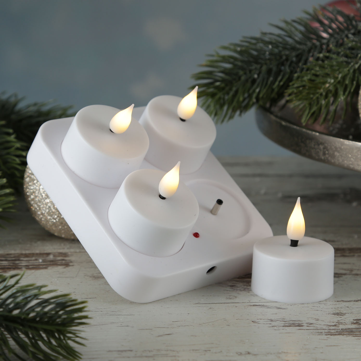 LED Teelichter - 4 wiederaufladbare LED Teelichter mit Ladestation - D- 4cm - flackernd - weiss