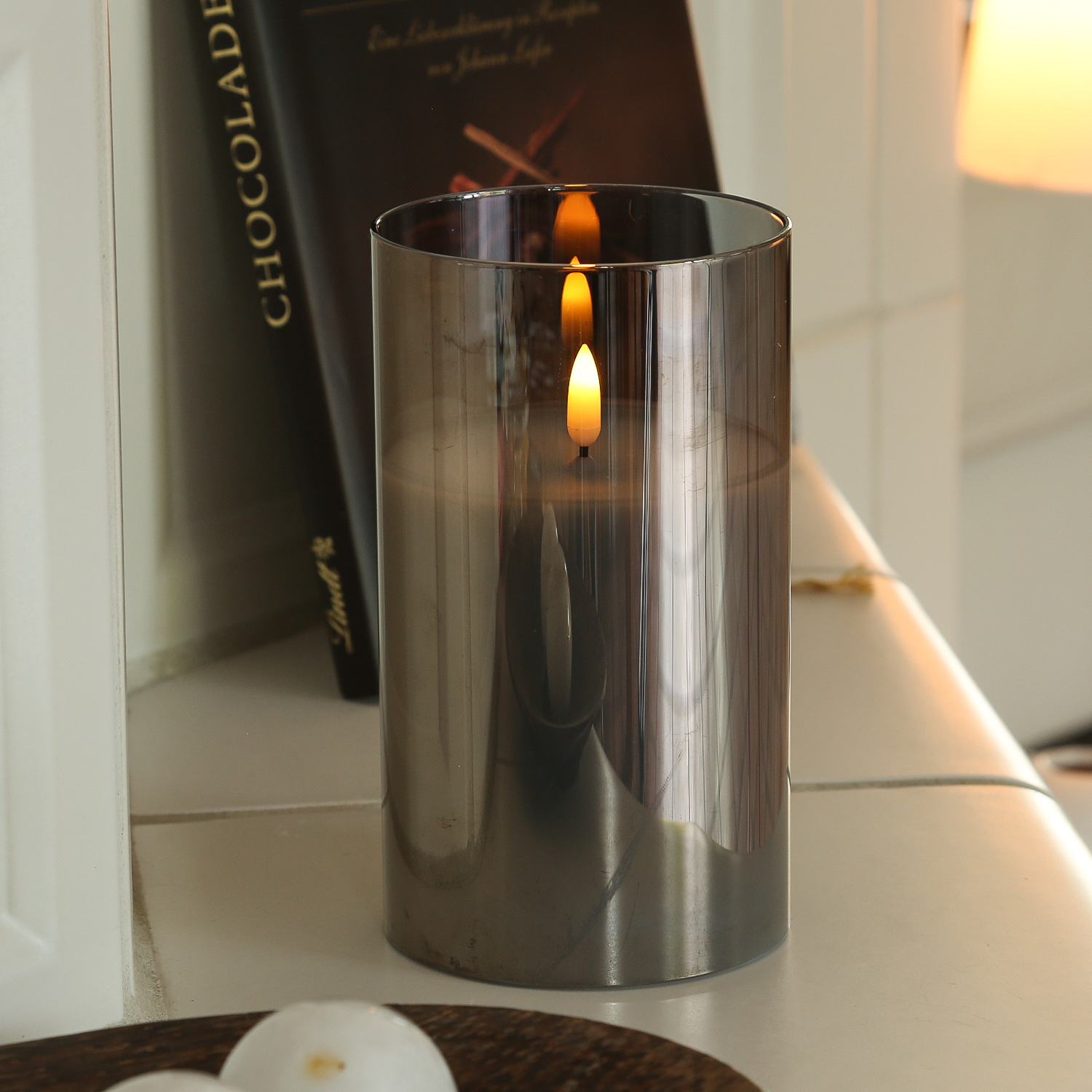LED Kerze im Glas - Windlicht - Echtwachs - flackernde 3D Flamme - Timer - H: 17,5cm - rauchgrau
