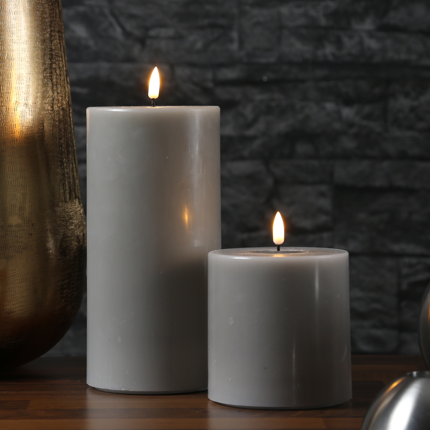 LED Stumpenkerze MIA - Echtwachs - realistische 3D Flamme - H: 20cm - D: 10cm - sand/taupe
