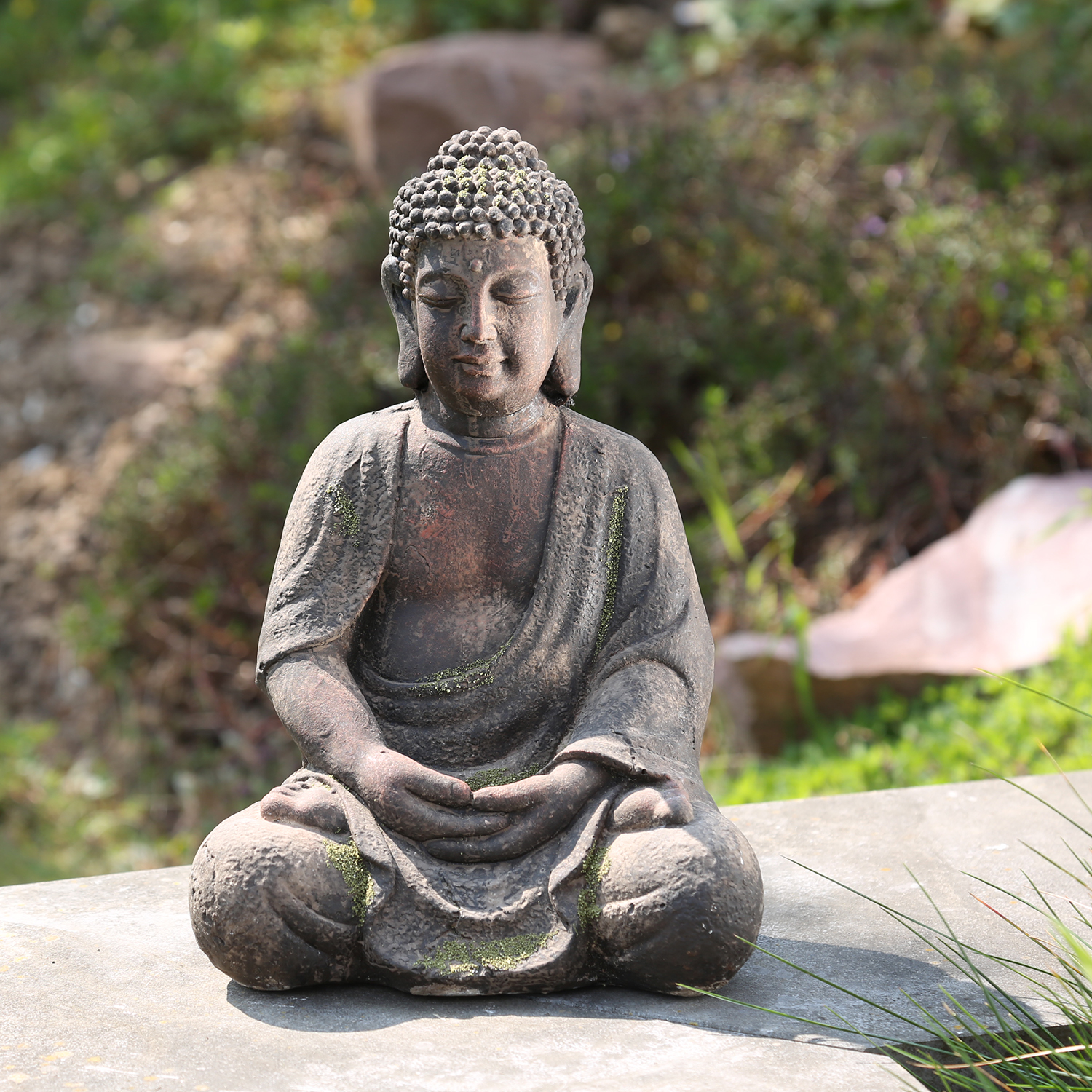 Meditierender Buddha - Gartendeko - Magnesia - sitzend - H: 30,5cm - braun, grün