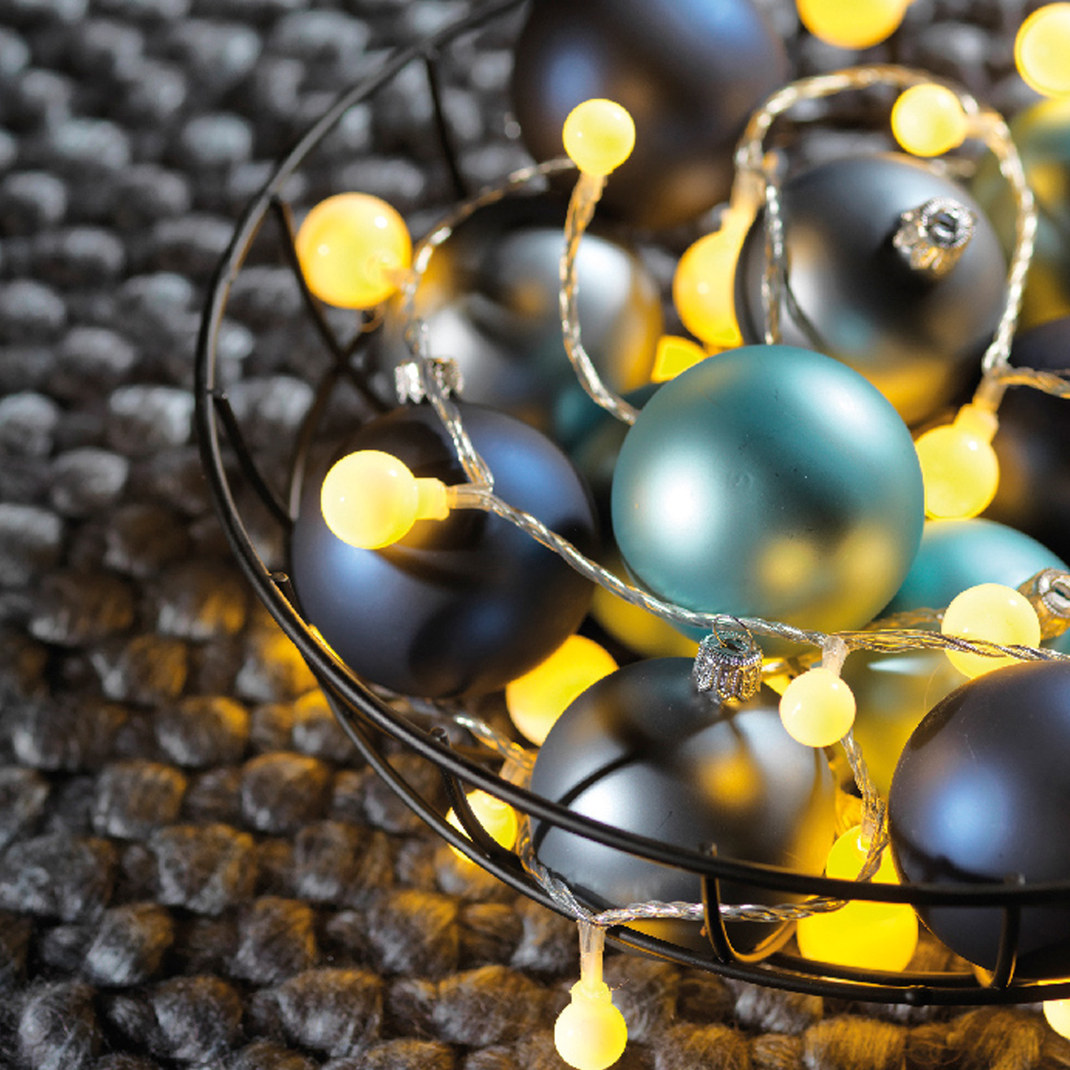 LED Lichterkette BERRY - 240 warmweiße opale Kugeln - 3 unterschiedliche Größen - L: 18m - für Außen