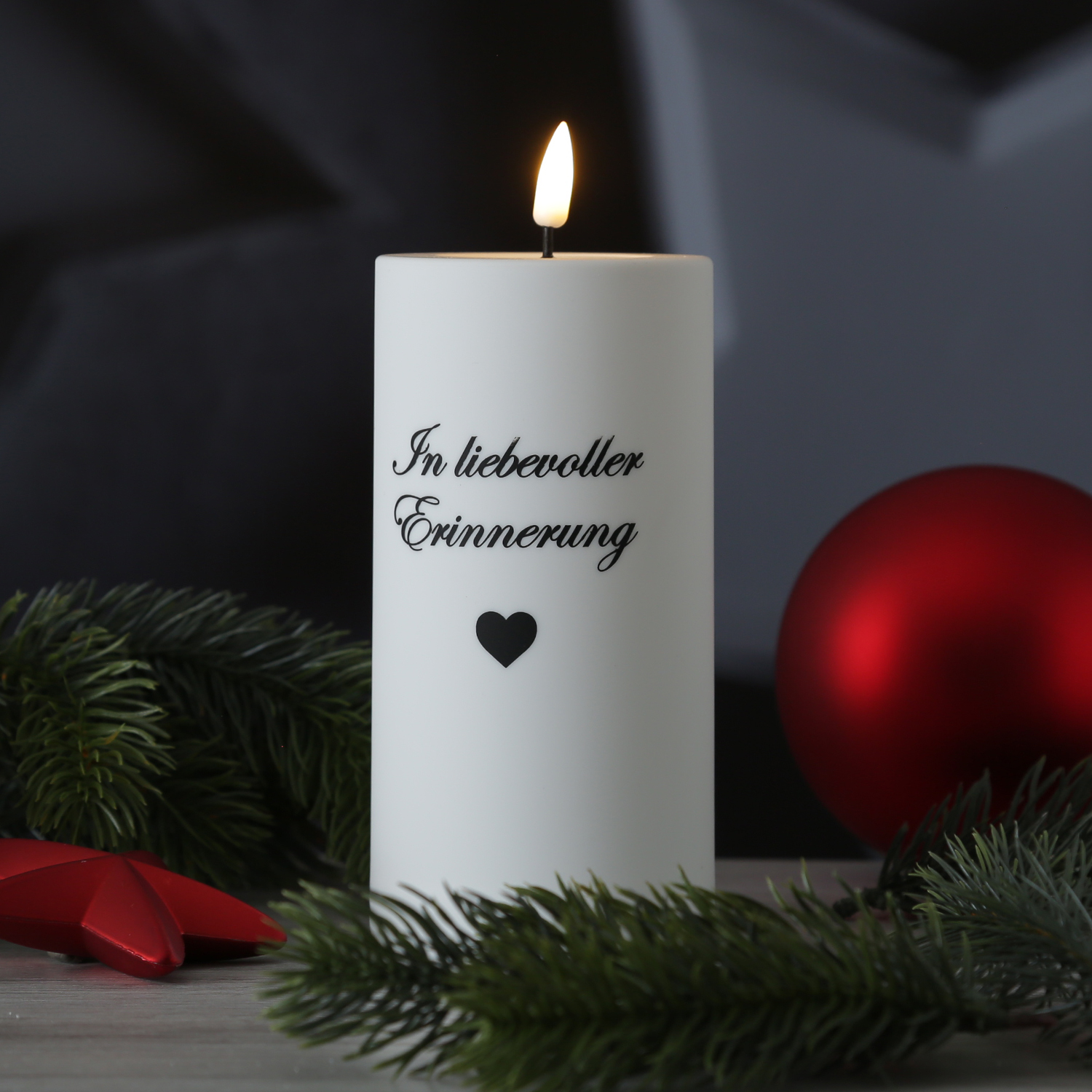 LED Grabkerze MIA - mit Schrift - Grablicht - 3D Flamme - H: 12,5cm - D: 7,5cm - weiß - für Außen