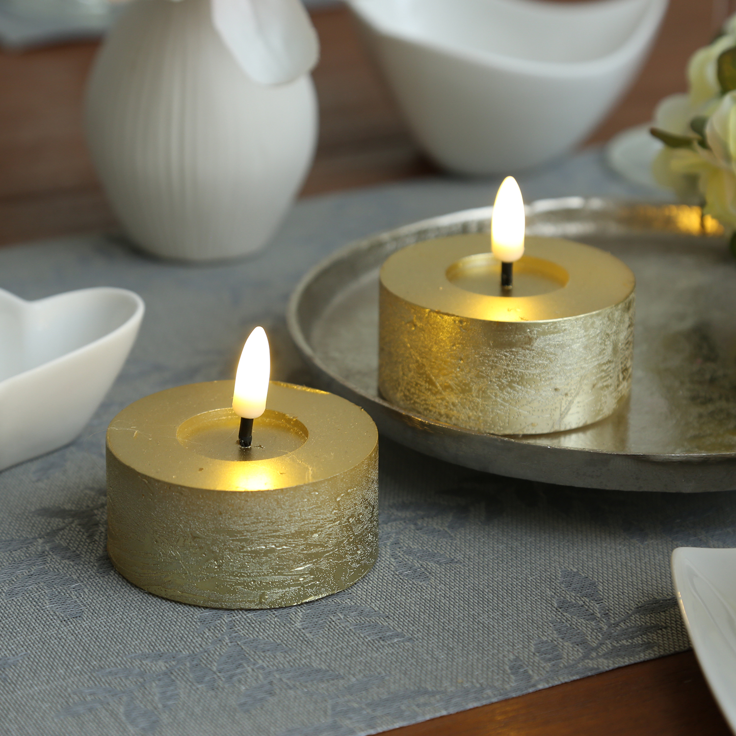 LED Maxi Teelichter - Kunststoff - D: 6,5cm - H: 5cm - Timer - gold glänzend