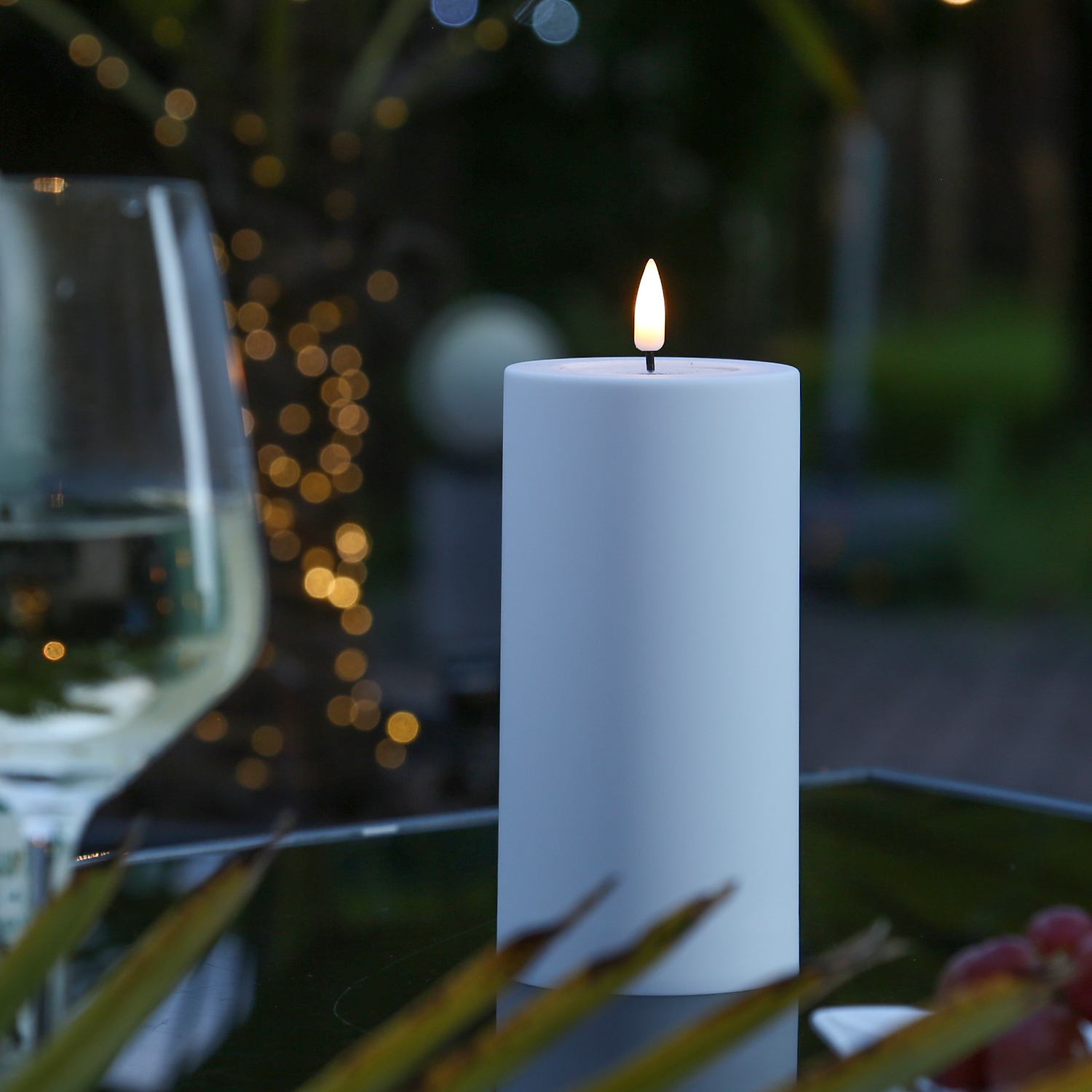 LED Stumpenkerze MIA - Kunststoff - realistische 3D Flamme - H: 15cm - outdoor - weiß LED Stumpenkerze MIA - Kunststoff - realistische 3D Flamme - H: 15cm - outdoor - weiß