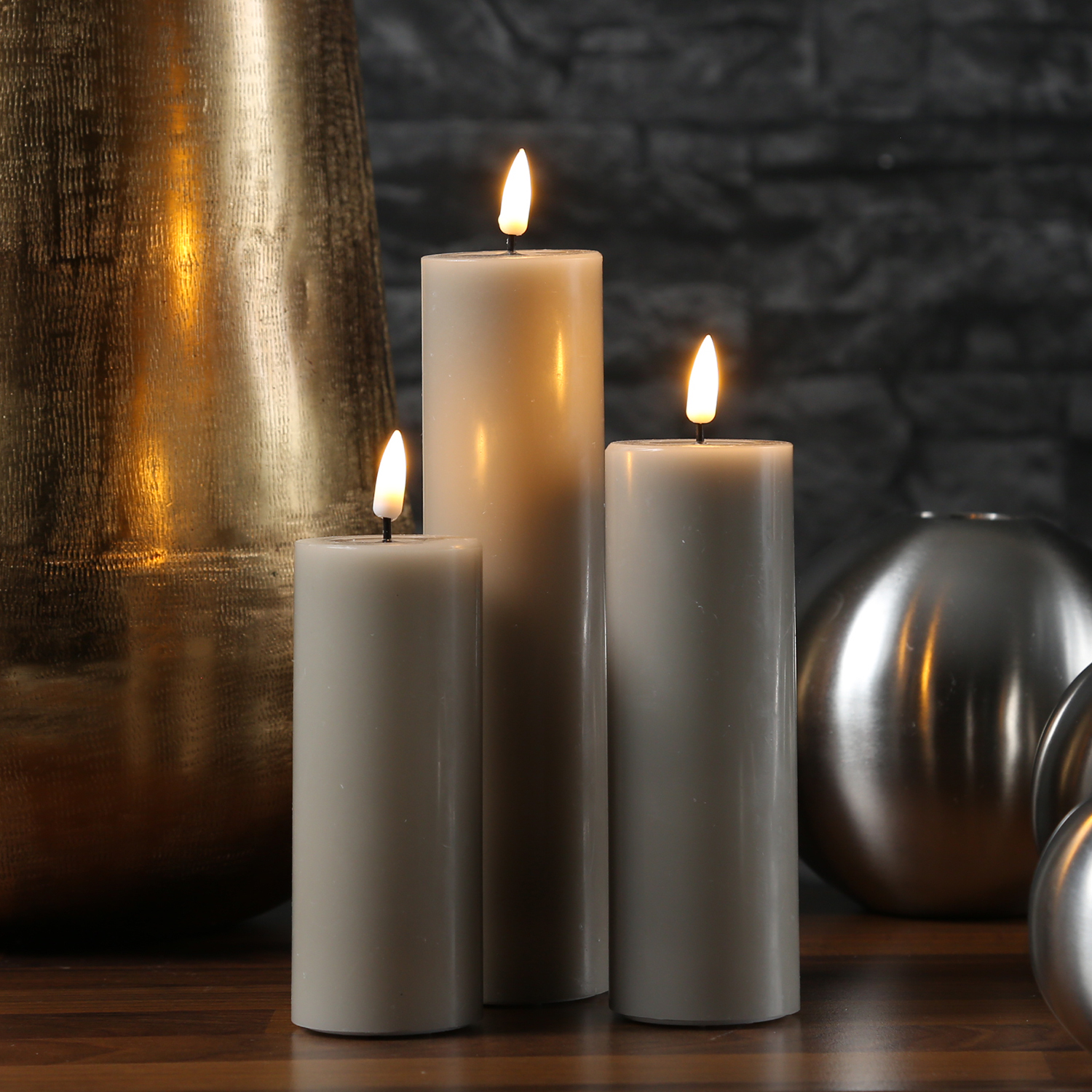 LED Stumpenkerze MIA - Echtwachs - realistische 3D Flamme - H: 15cm - D: 5cm - sand/taupe