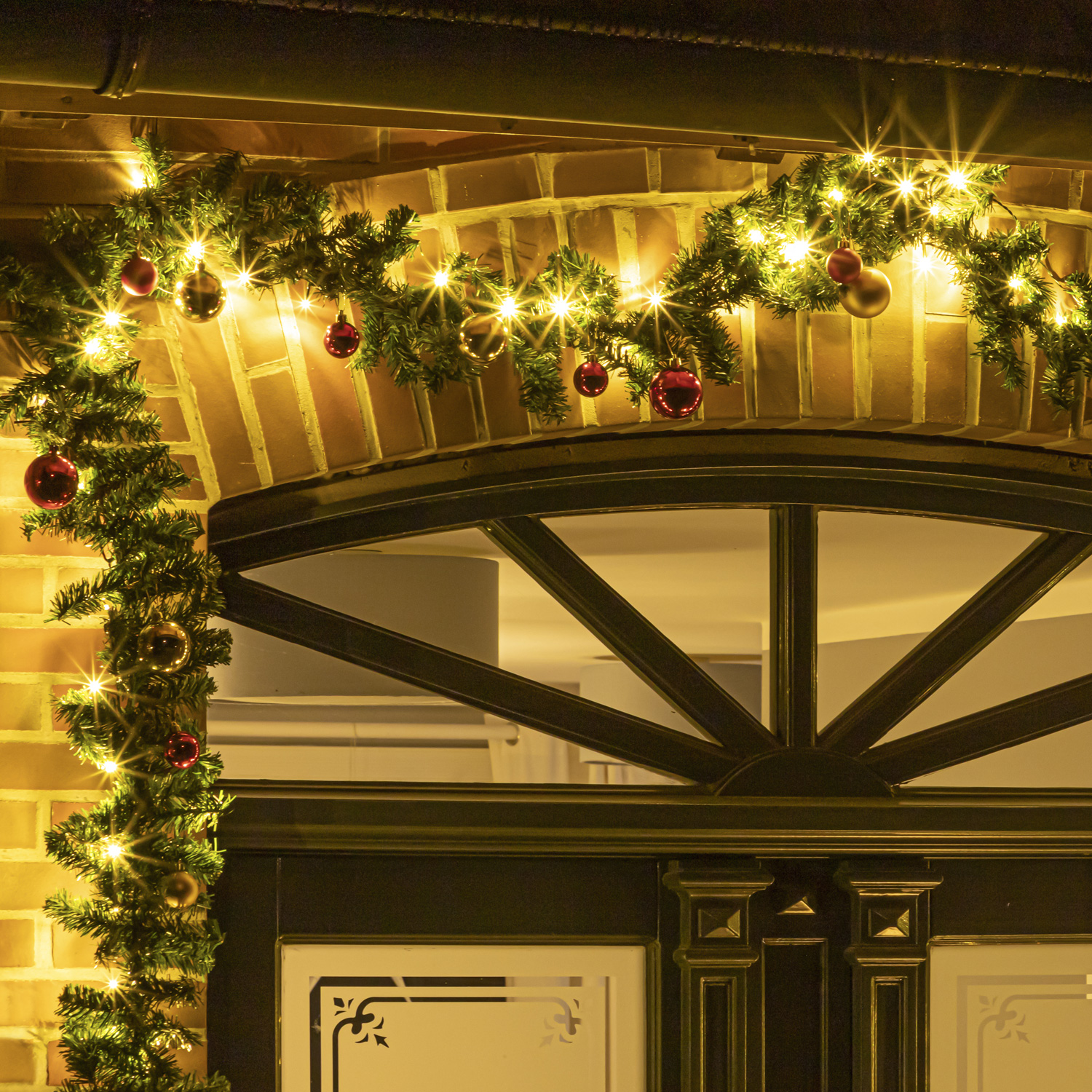 LED Tannengirlande - Türbogen inkl. Christbaumkugeln - 80 warmweiße LED - L. 5,0m - außen - rot/gold LED Tannengirlande - Türbogen inkl. Christbaumkugeln - 80 warmweiße LED - L. 5,0m - außen - rot/gold