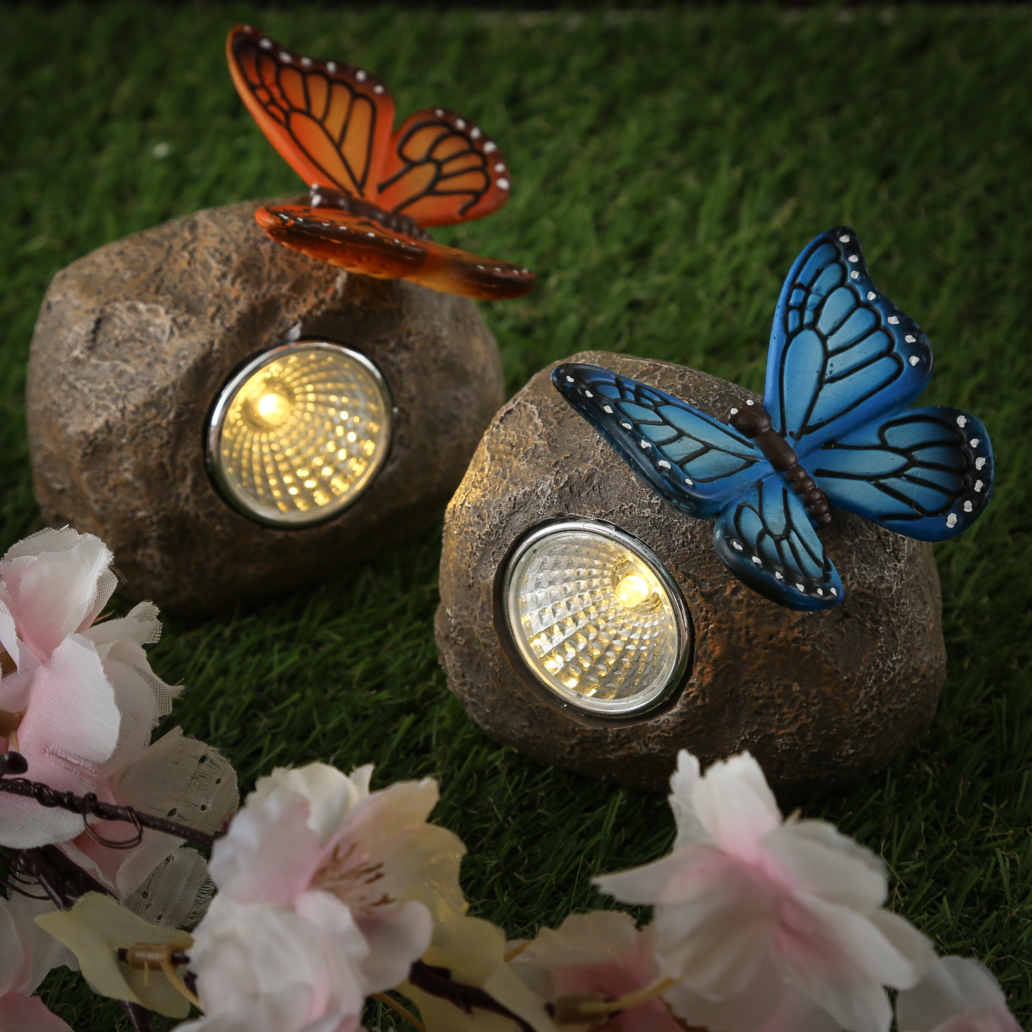 LED Solar Stein mit orangenem Schmetterling - Gartenfigur - warmweiße LED - H: 9cm - Lichtsensor