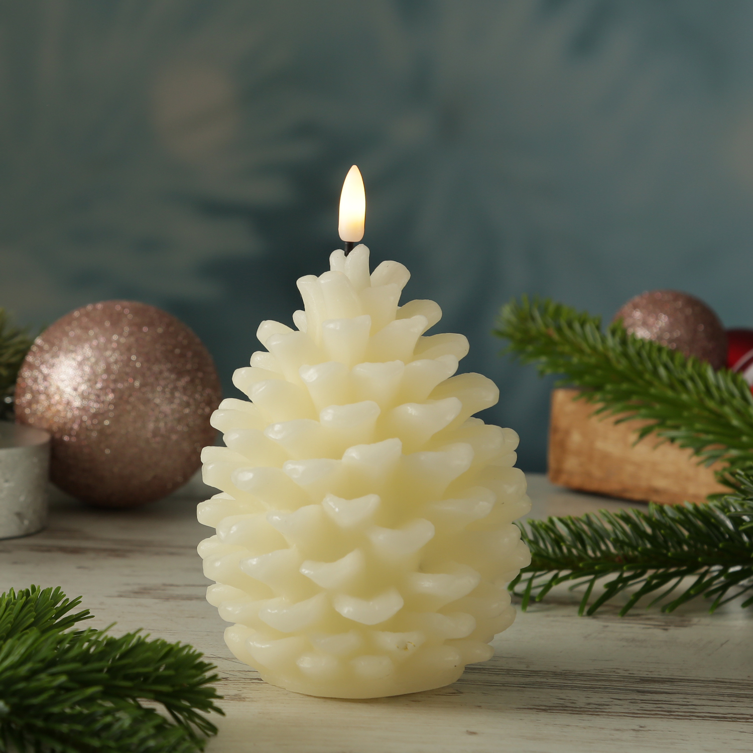 LED Kerze Tannenzapfen - Echtwachs - Timer - H: 15,5cm - D: 10,5cm - Batteriebetrieb - creme