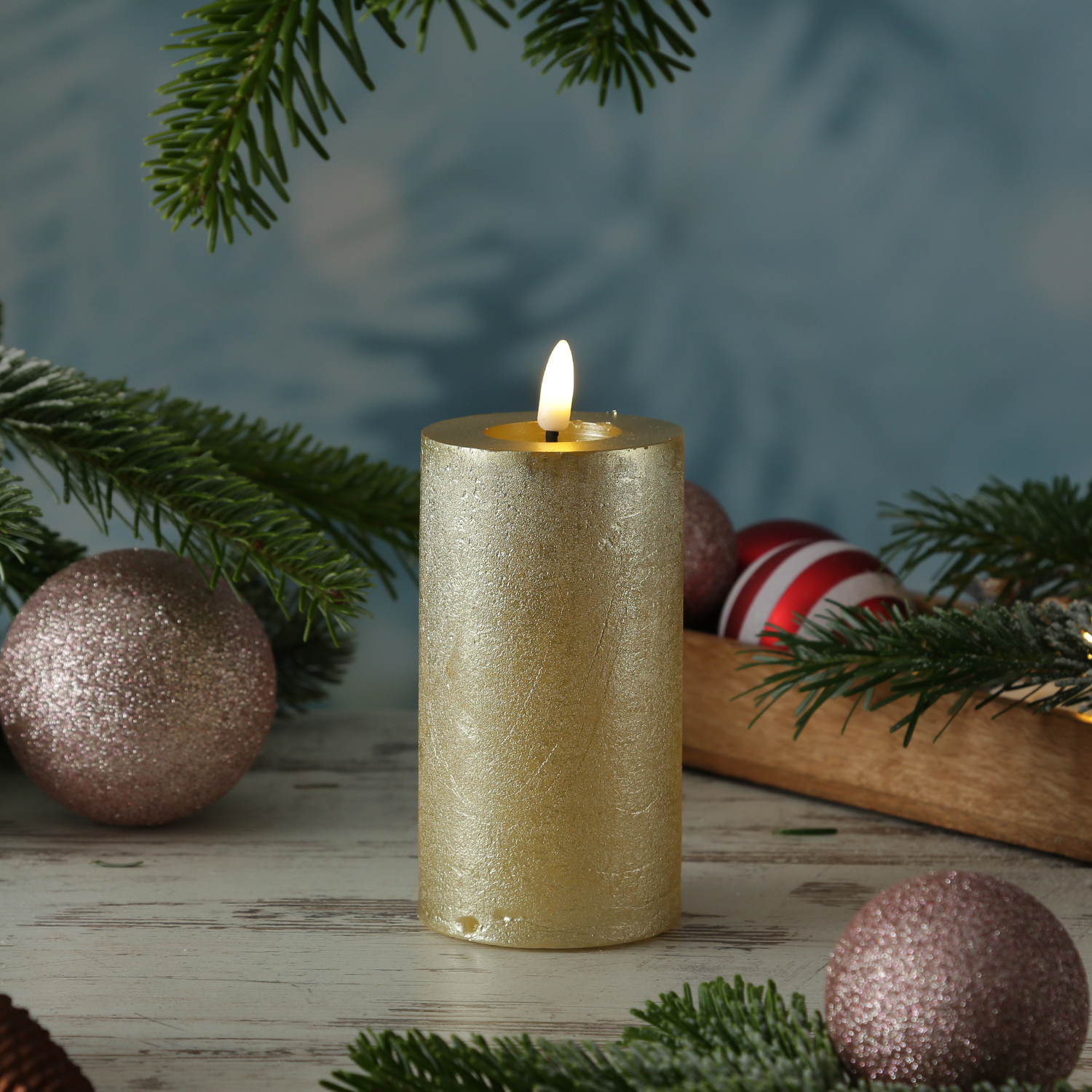 LED Kerze LINA - Rustik-Optik - Echtwachs - 3D Flamme - H: 15cm - D: 7cm - Timer - gold