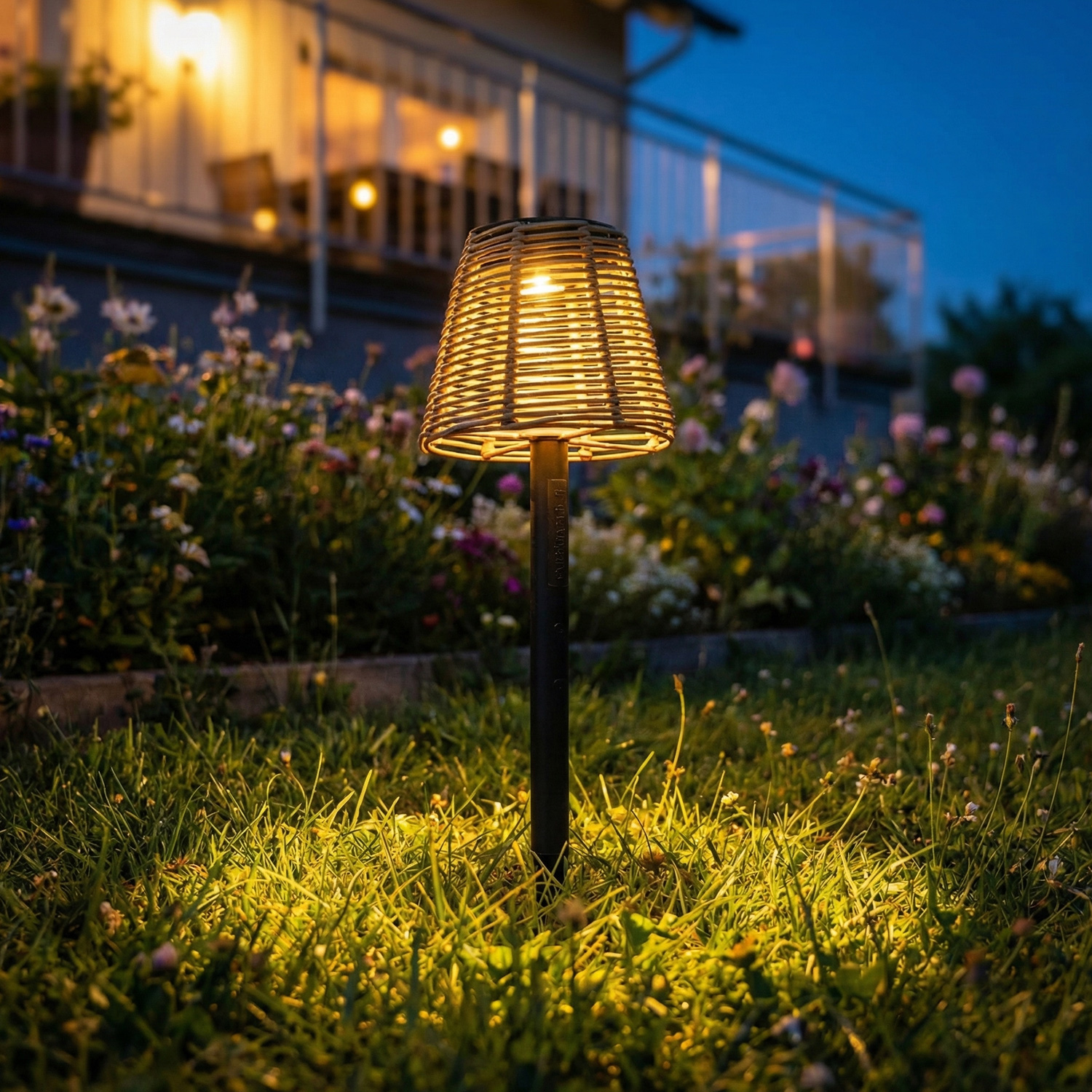 LED Solar Wegleuchte mit Lampenschirm in Rattanoptik - Gartenstecker - H: 30cm - Lichtsensor
