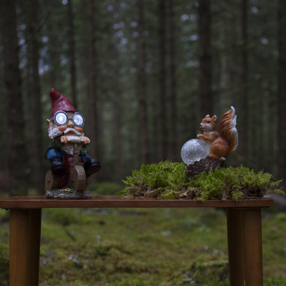 LED Solar Gartenfigur "Eichhörnchen mit Lichtkugel" - warmweiße LED in Glaskugel - Lichtsensor