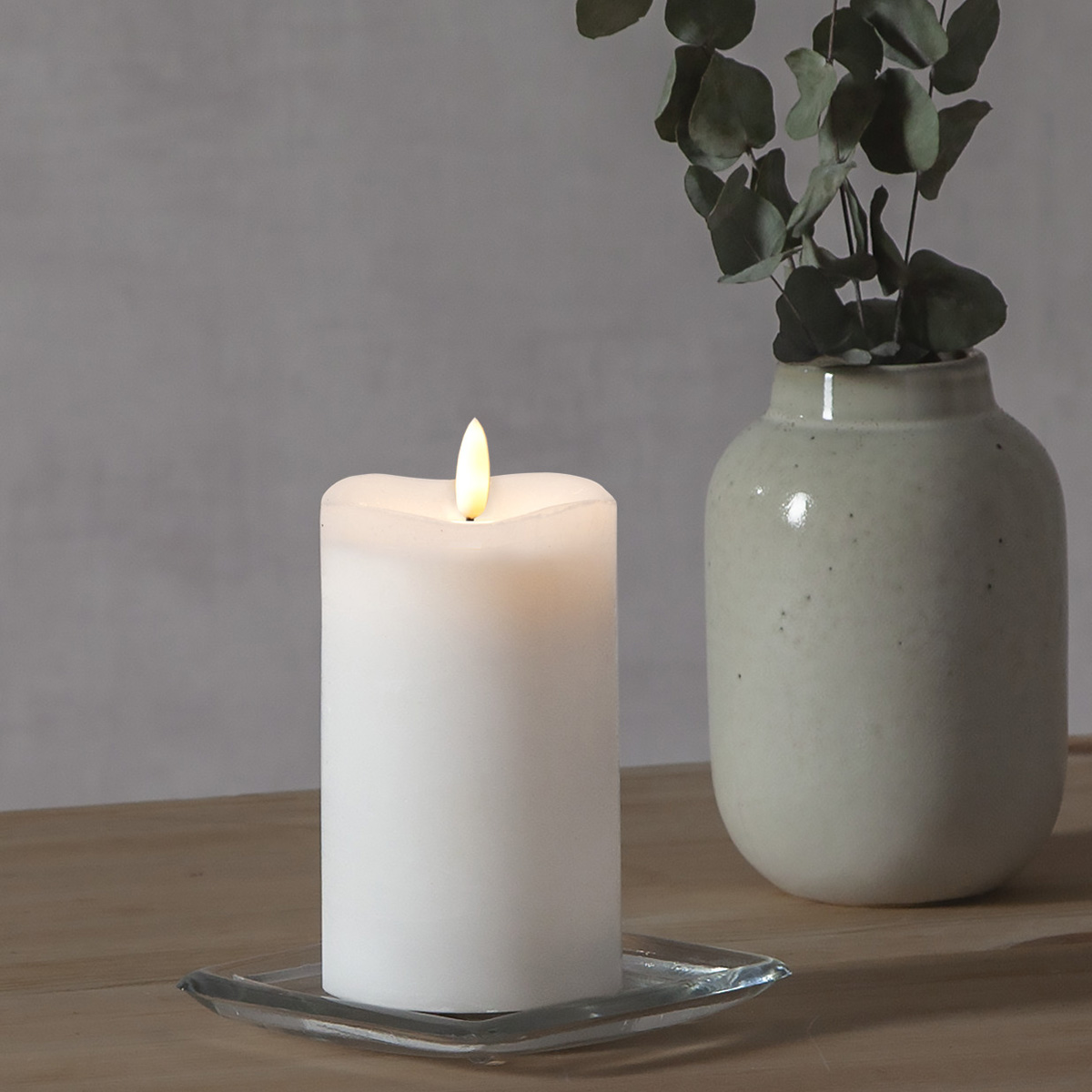 LED Stumpenkerze "Flamme" - Echtwachs - warmweiße Flamme - H: 14cm - Batteriebetrieb - Timer