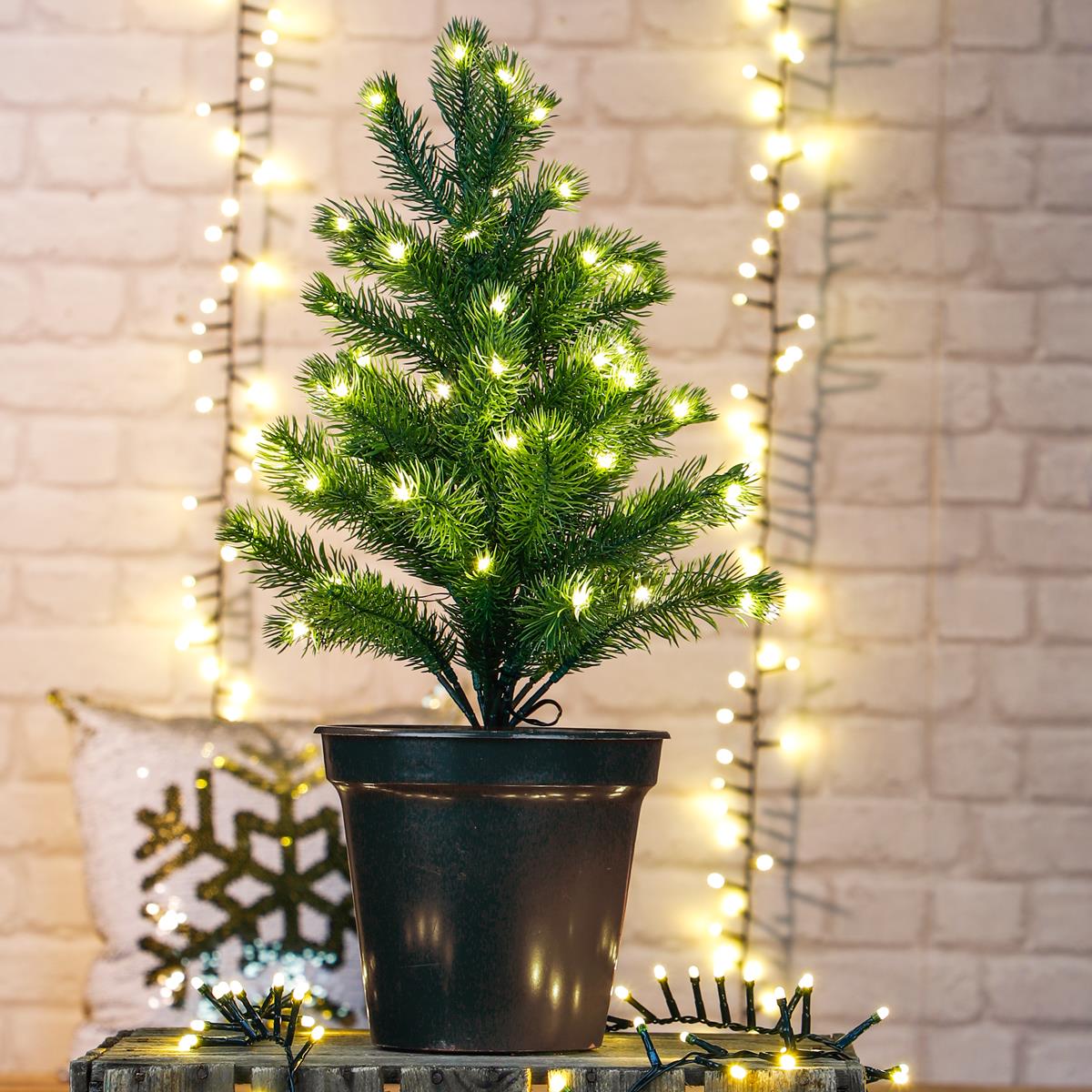 Deko Weihnachtsbaum im Blumentopf mit 50 warmweißen LED - H: 55cm - Batterie - Timer - außen