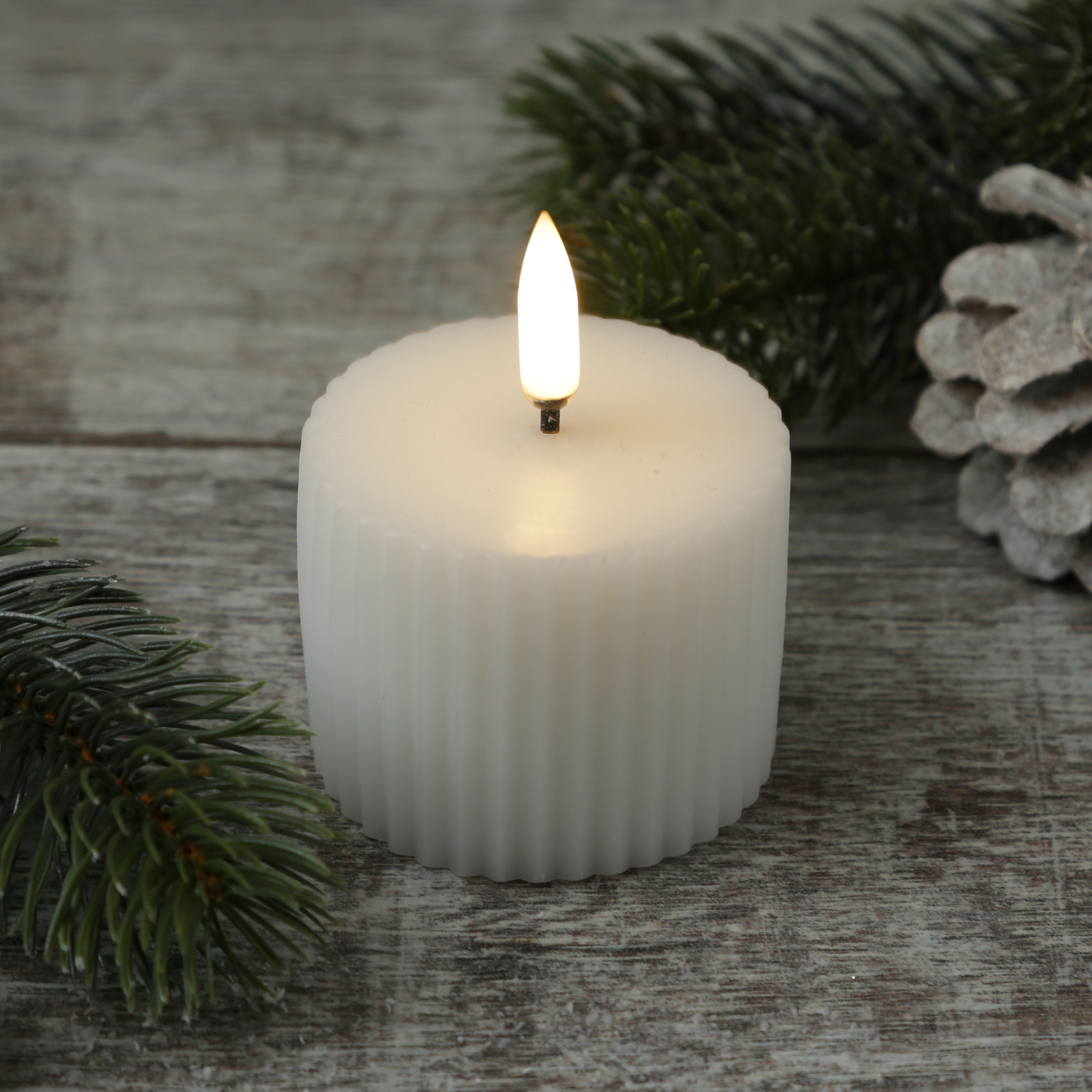 LED Mini Kerze THEA - mit Rillen - Echtwachs - 3D Flamme - D: 5,8cm - H: 7,3cm - Timer - weiß