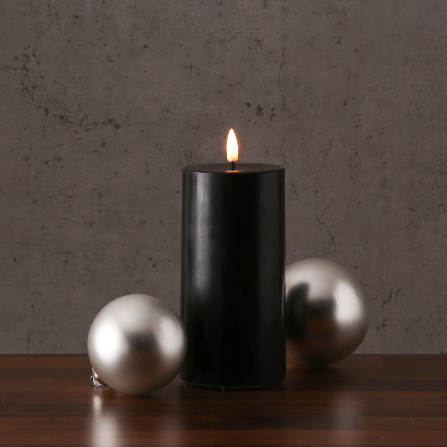 LED Stumpenkerze MIA - Echtwachs - realistische 3D Flamme - H: 15cm - Batteriebetrieb - schwarz