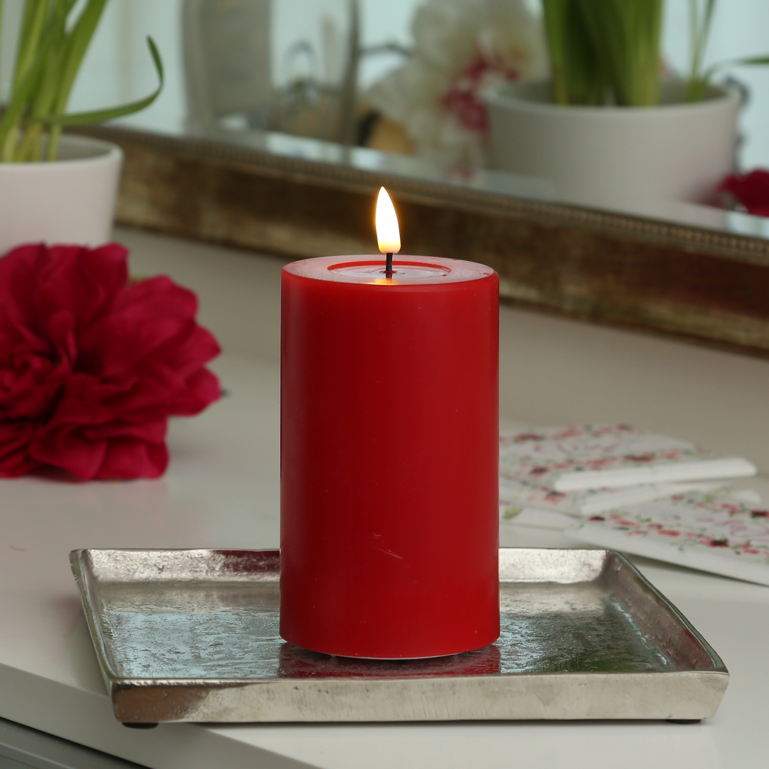 LED Stumpenkerze MIA - Echtwachs - realistische 3D Flamme - H: 12,5cm - D: 7,5cm - rot