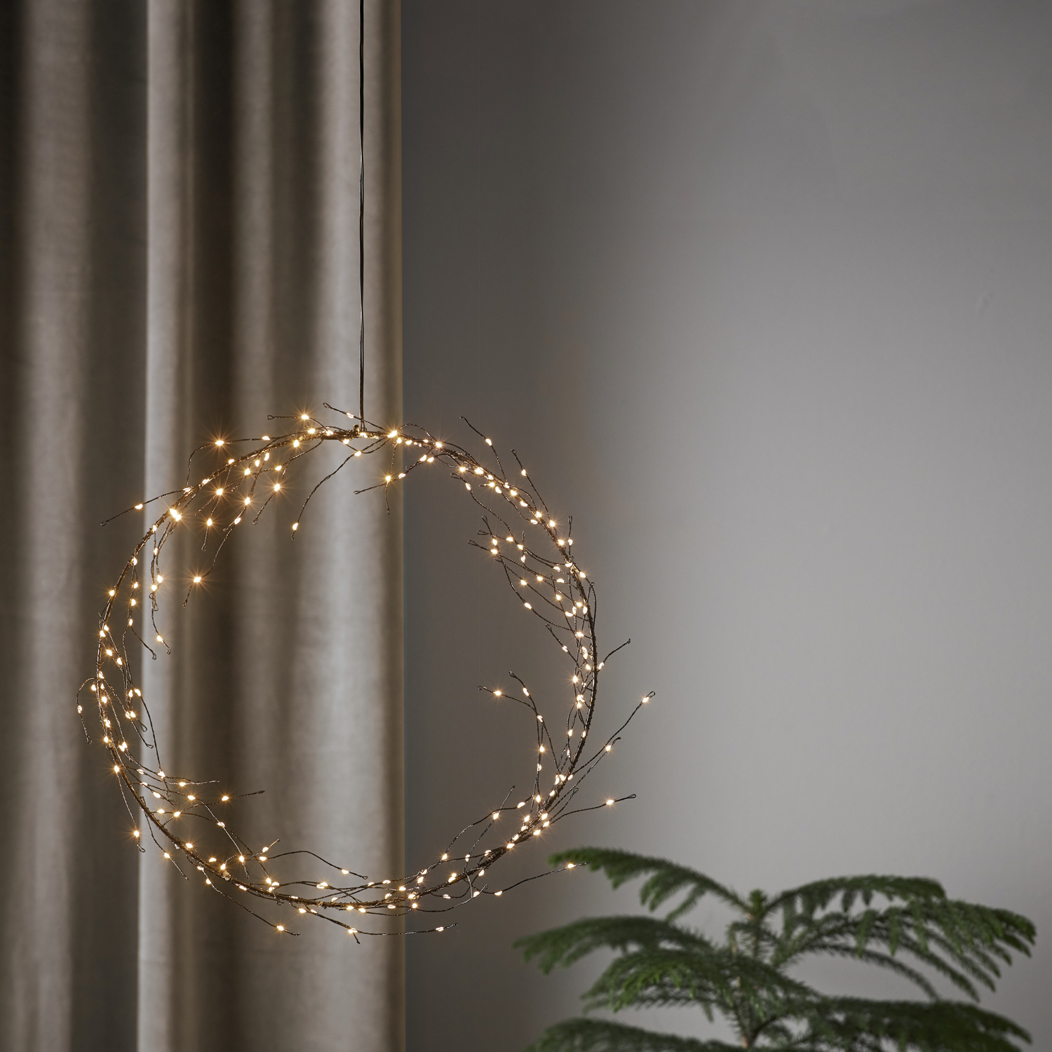 LED Kranz "Curly" - 200 warmweiße LED - D: 35cm - schwarz