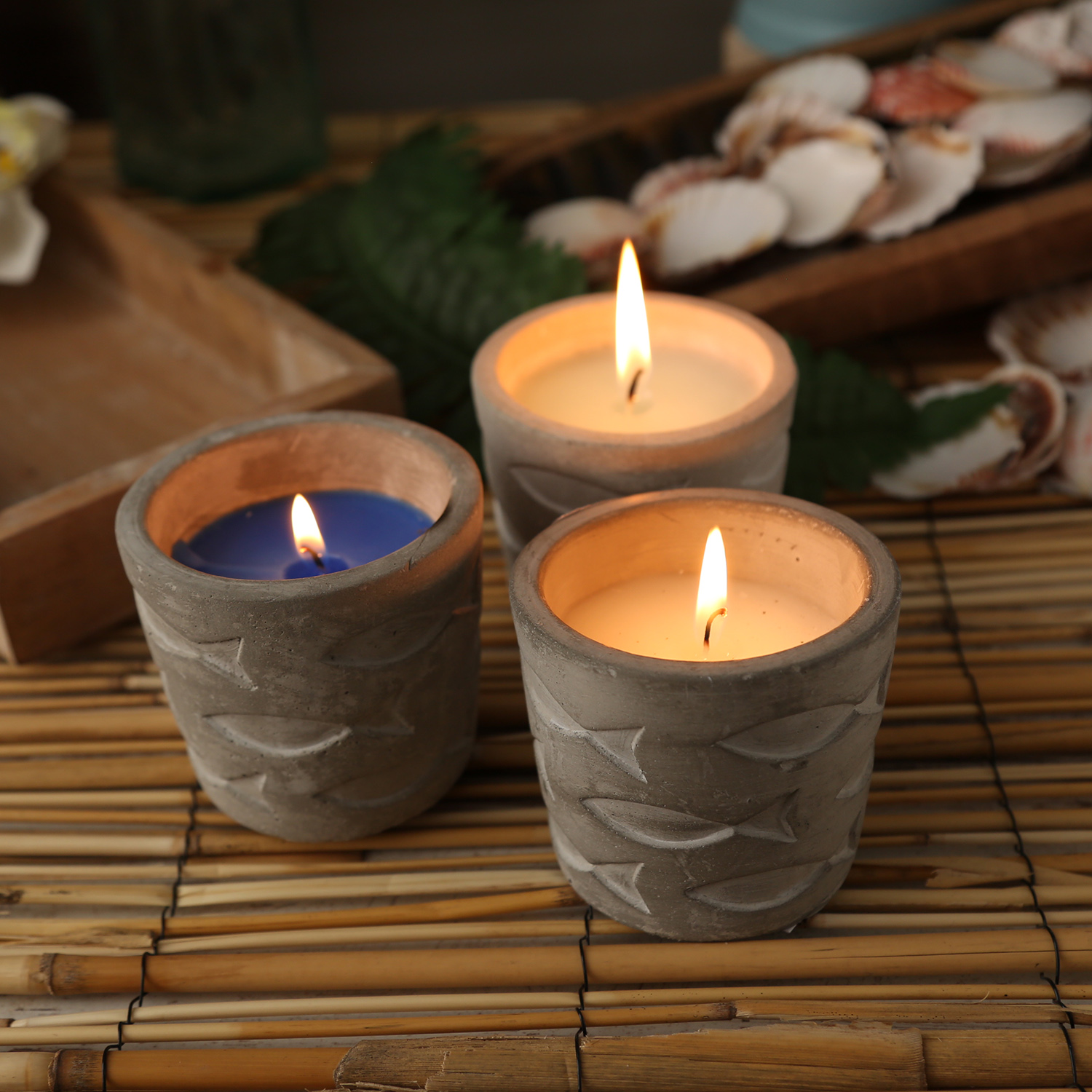 Duftkerze CITRONELLA - Echtwachs in Betontopf - Fischmuster - H: 7cm - gegen Stechmücken - blau