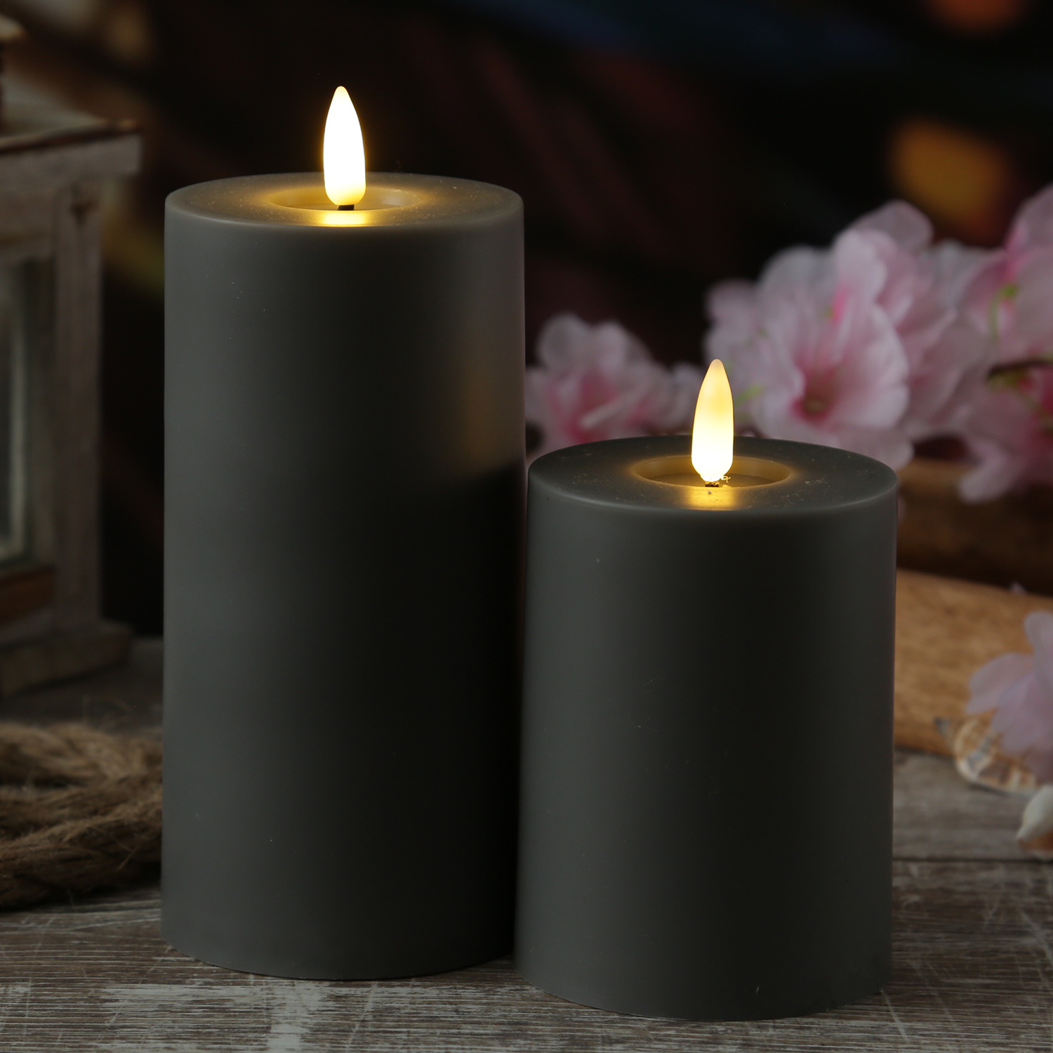 LED Stumpenkerze - Kunststoff - 3D Flamme - H: 15cm - D: 7,5cm - Timer - für Innen/Außen - grau