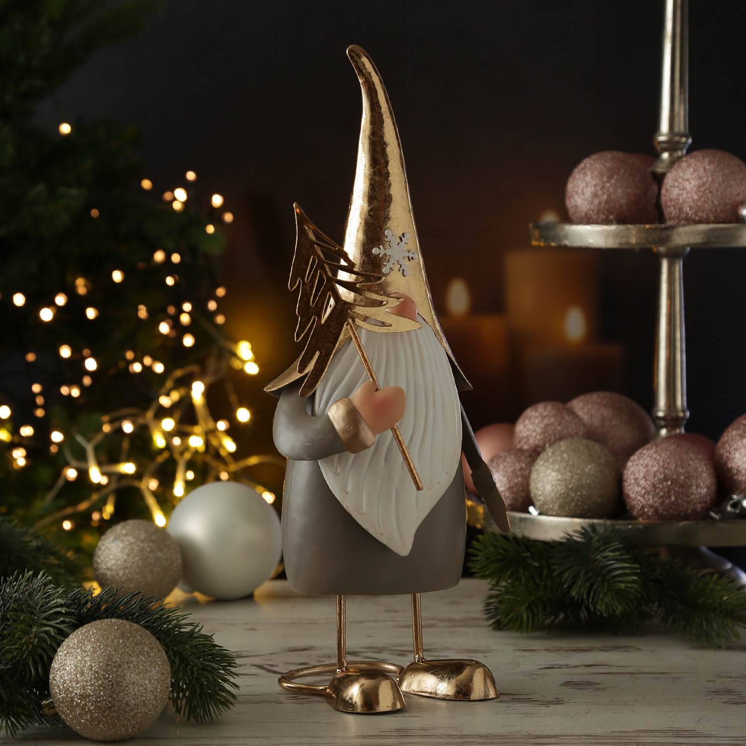 Weihnachtswichtel NILS mit Baum - Dekofigur aus Metall - H: 35cm - gold, grau