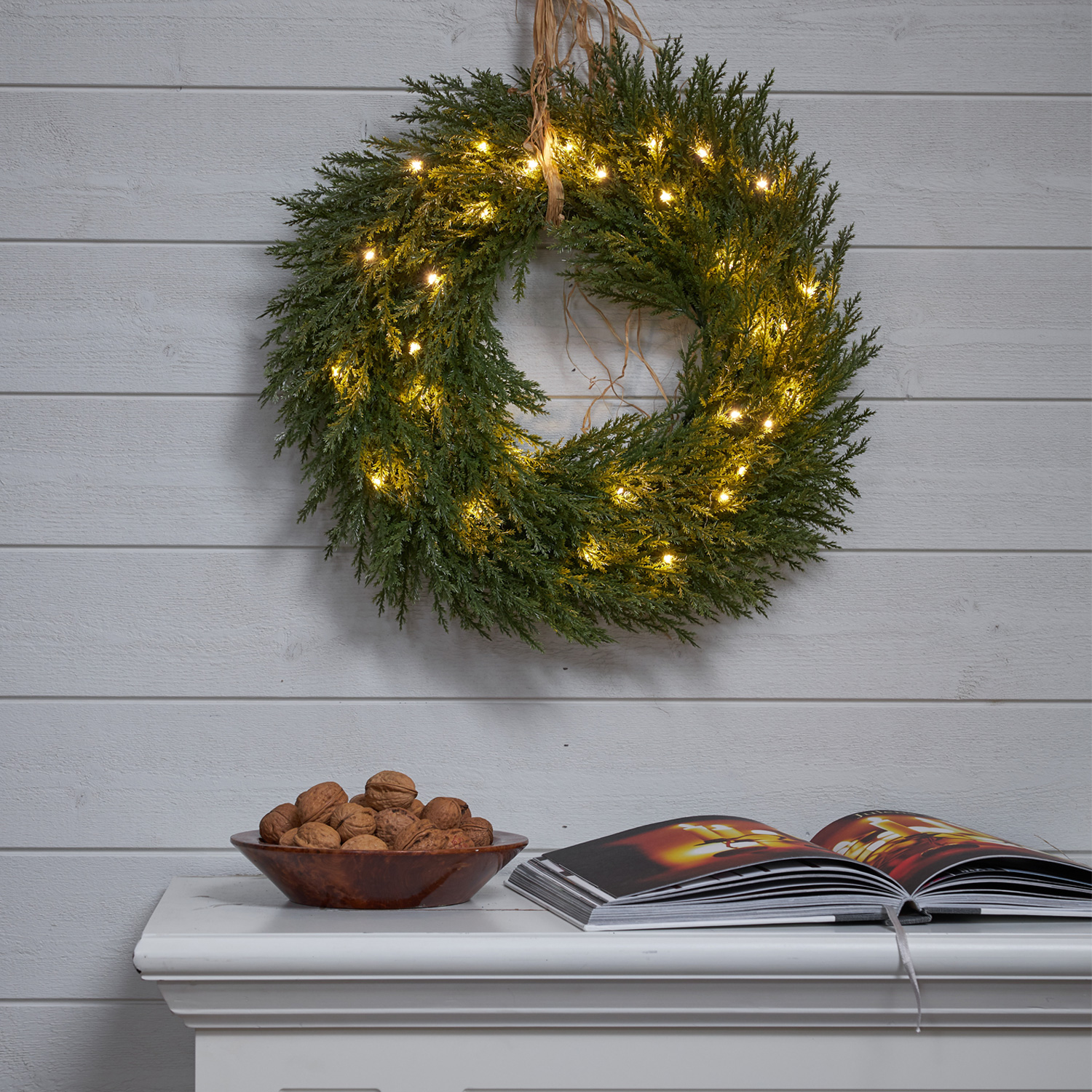 LED Tannenkranz mit Deko - Türkranz - D: 30cm - 10 warmweiße LED - Batterie - für Innen