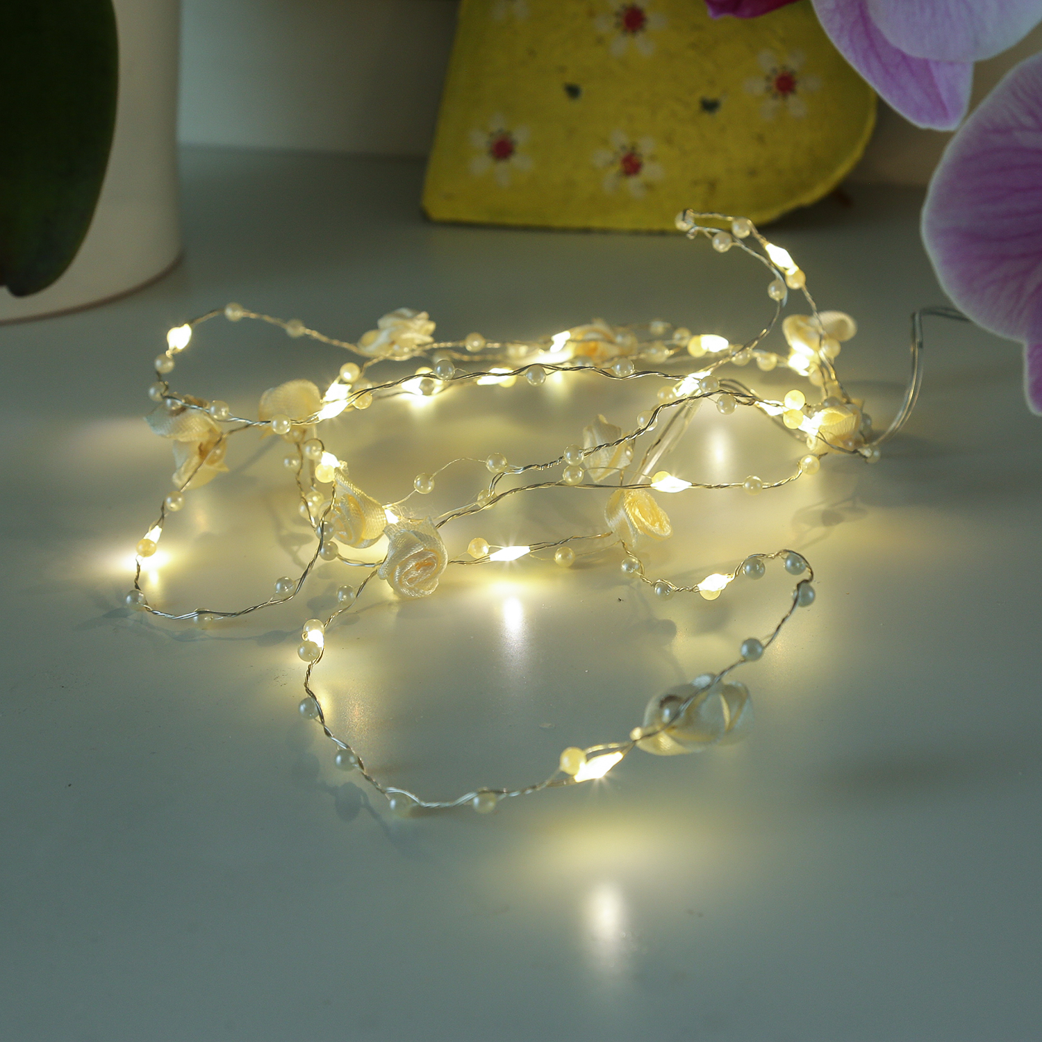 LED Drahtlichterkette Rosen und Perlen - 20 warmweiße LED - L: 1,9m - Batterie - weiß