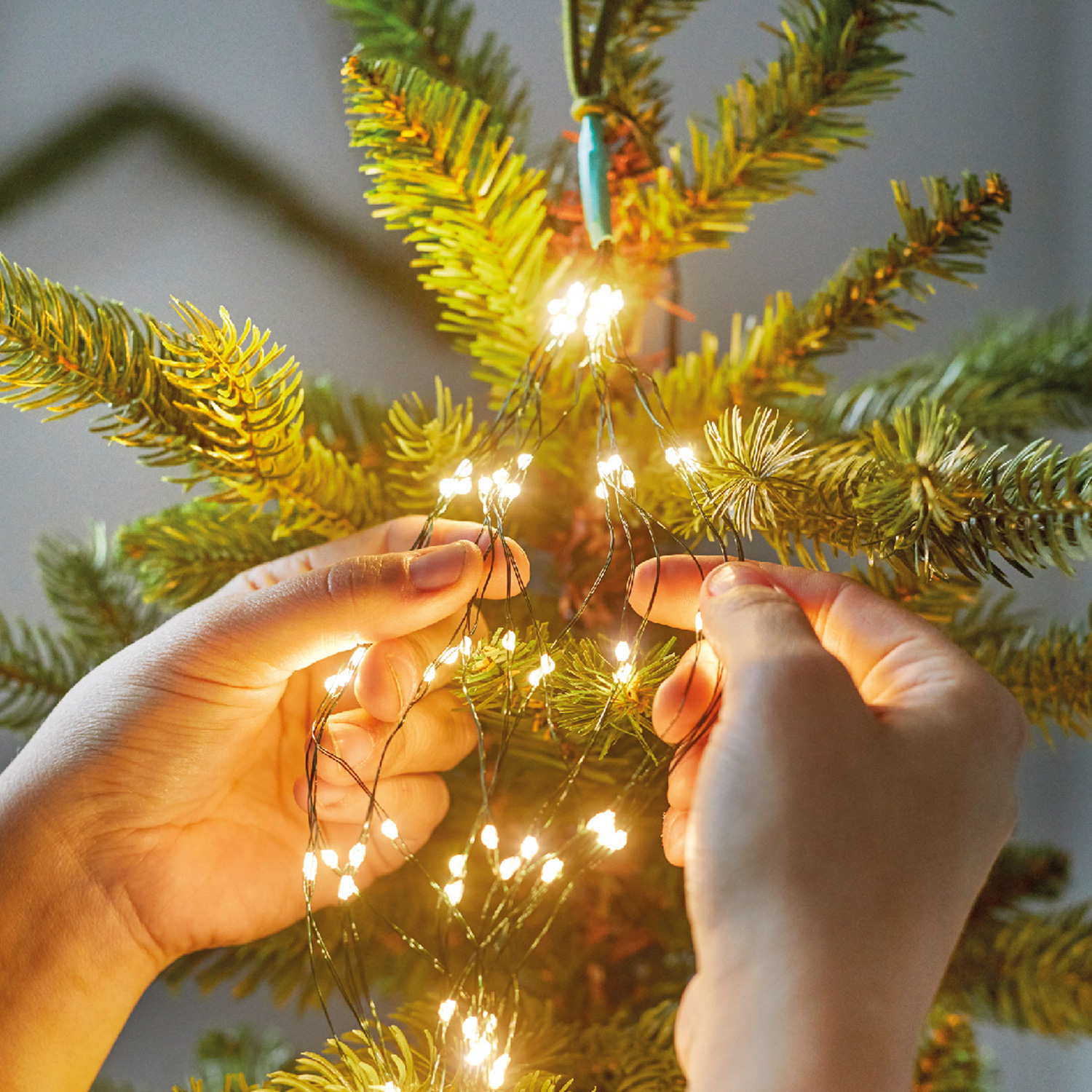 LED Baummantel Draht Lichterkette - Baumbeleuchtung - 16 Stränge - 2,1m - Timer - Innen/Außen - grün