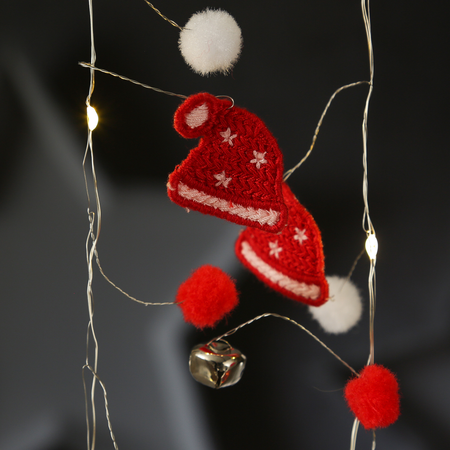 LED Drahtlichterkette Weihnachtsmütze - mit Glöckchen - 20 warmweiße LED - L: 1,9m - Timer - rot