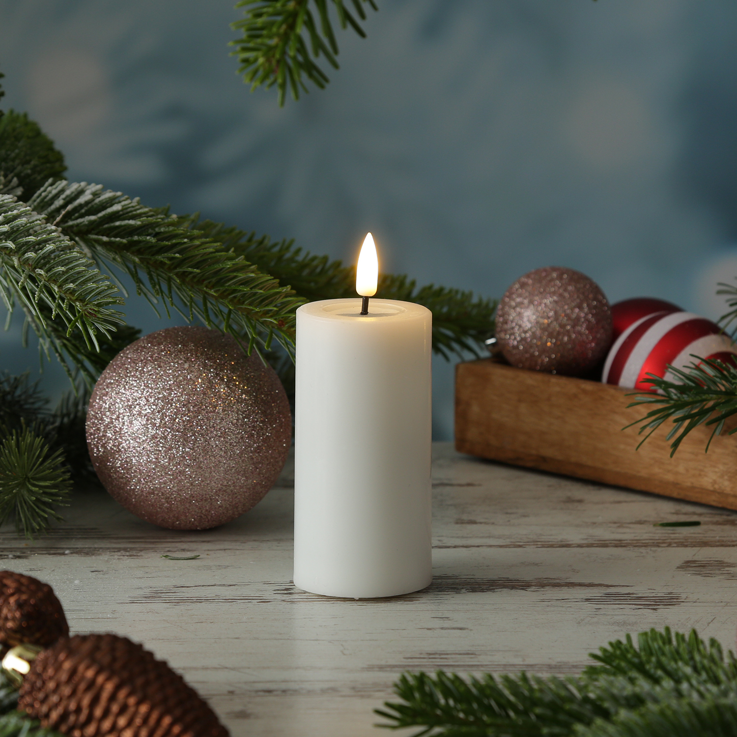 LED Stumpenkerze MIA - Echtwachs - realistische 3D Flamme - H: 10cm D: 5cm - Batterie - weiß