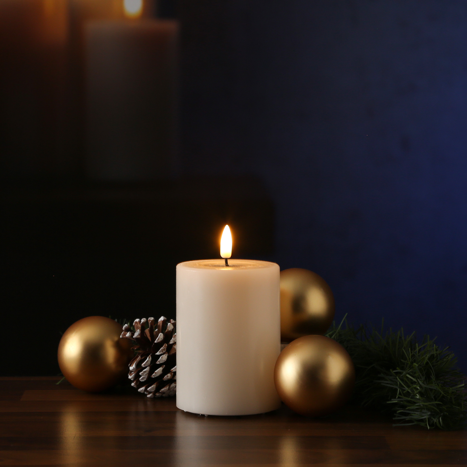 LED Stumpenkerze MIA - Echtwachs - realistische 3D Flamme - H: 10cm - Batteriebetrieb - creme