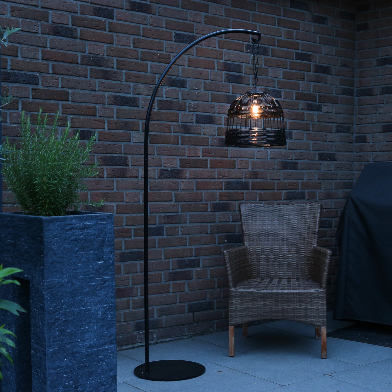 LED Solar Hängeleuchte - Lampenschirm in Korboptik - warmweiße LED - D: 36,5cm - Sensor - schwarz