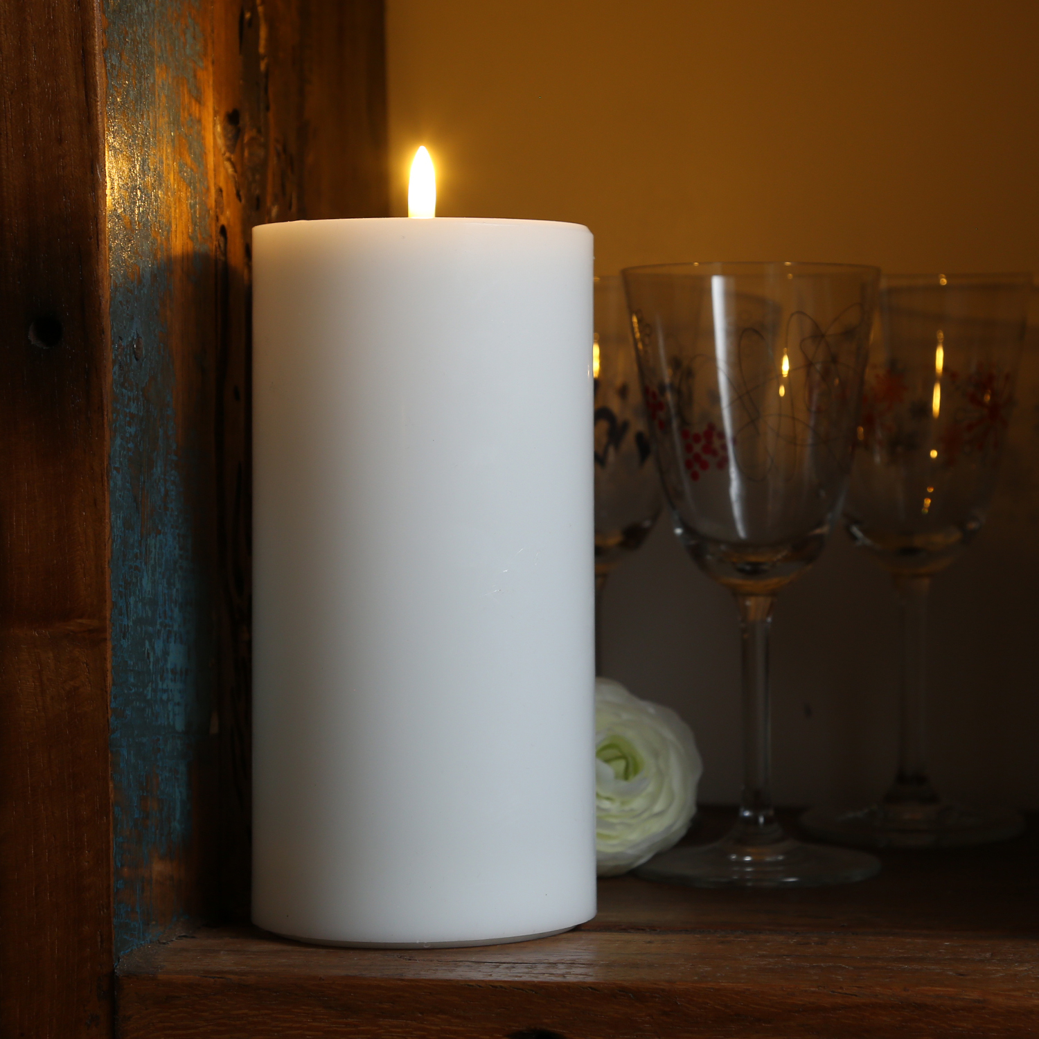 LED Stumpenkerze MIA - Echtwachs - realistische 3D Flamme - H: 20cm D: 10cm - Batteriebetrieb - weiß