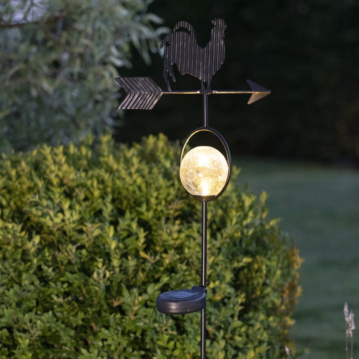 LED Solarstab "Hahn mit Windrichtungspfeil" - 1 warmweiße LED - H: 81cm - Dämmerungssensor - schwarz LED Solarstab "Hahn mit Windrichtungspfeil" - 1 warmweiße LED - H: 81cm - Dämmerungssensor - schwarz