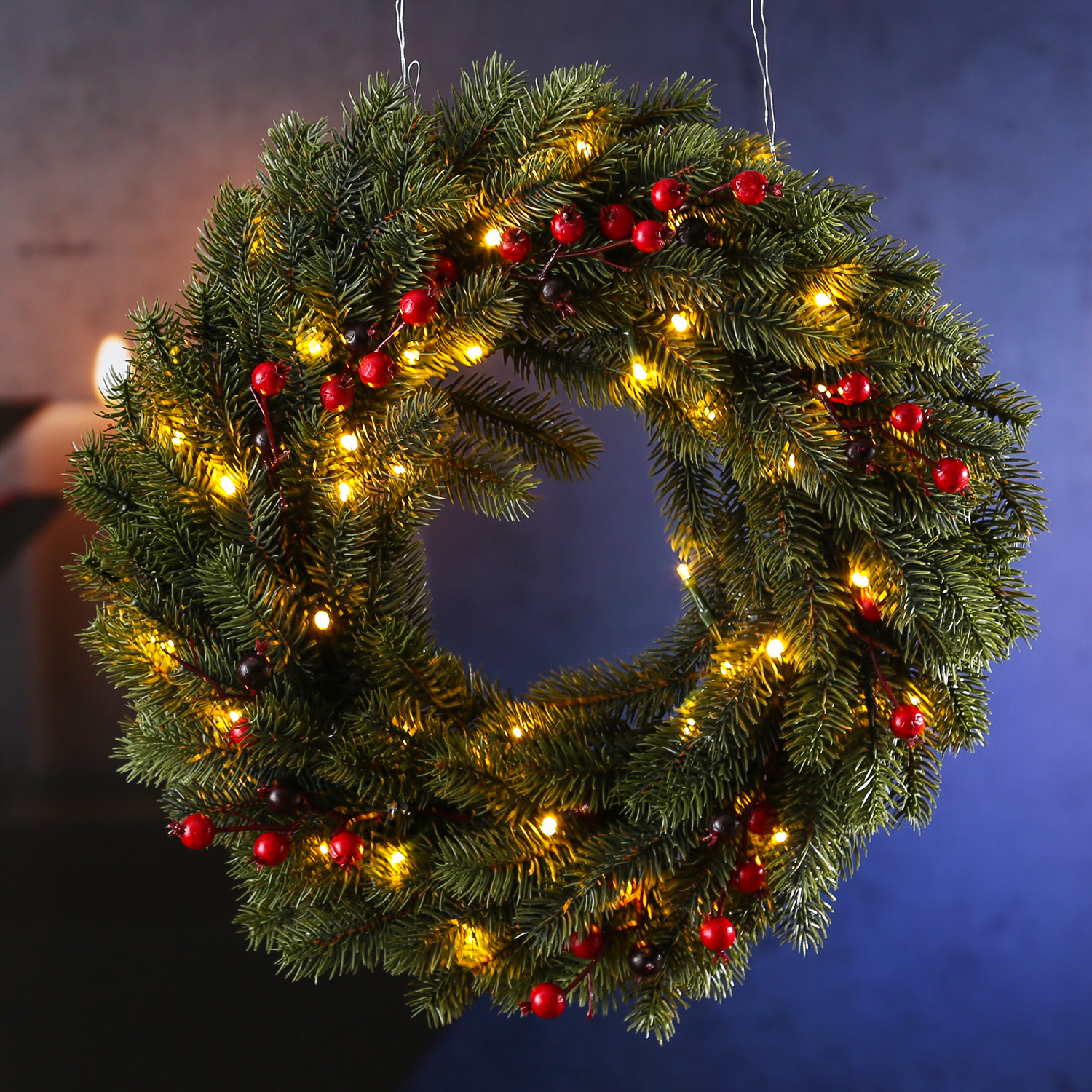 Tannenkranz - Kunststoff - rote Beeren - 49 warmweiße LED - D: 40cm - Timer - Batterie - grün