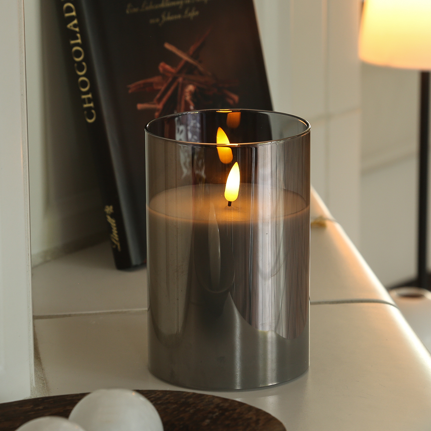 LED Kerze im Glas - Windlicht - Echtwachs - flackernde 3D Flamme - Timer - H: 15cm - rauchgrau