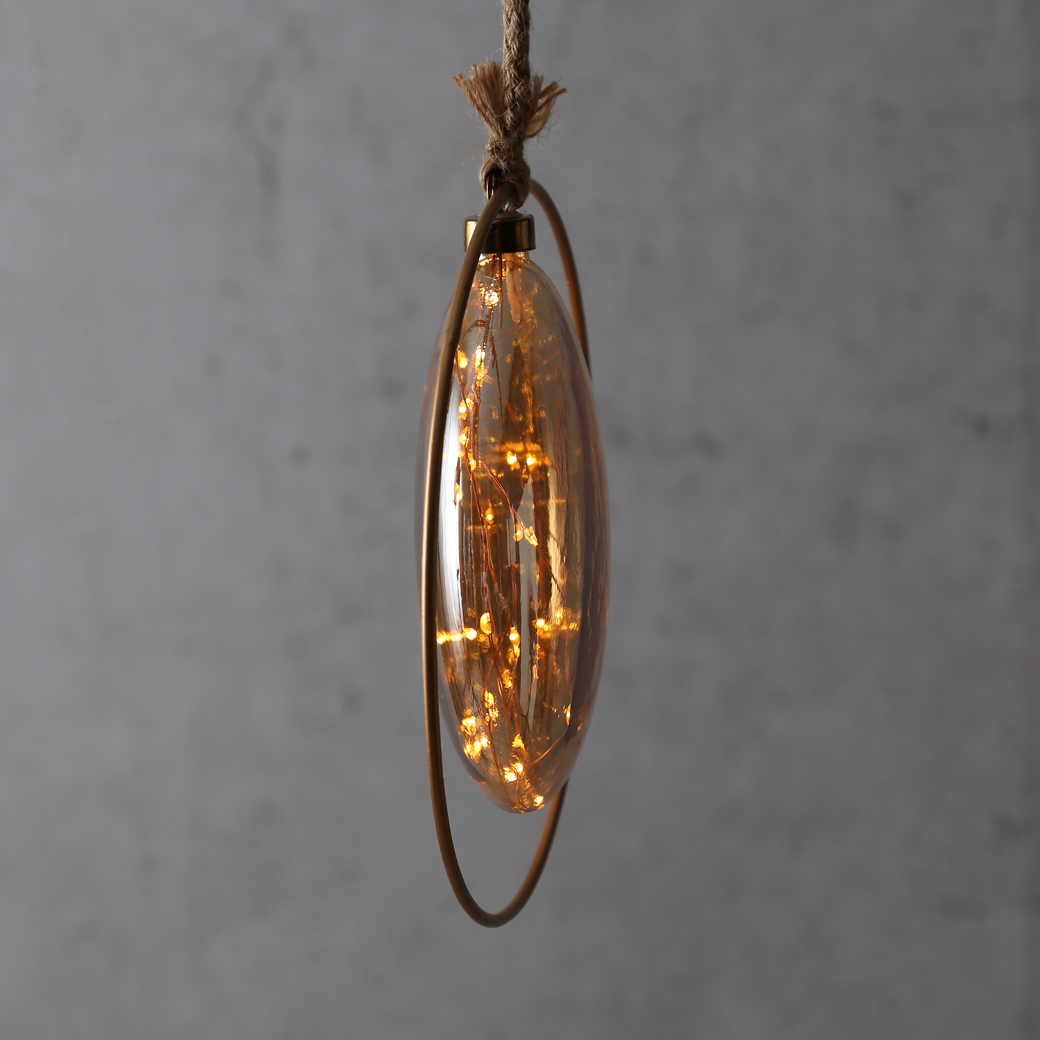 LED Glaskugel JUTTA - mit Juteseil und Ring - 30 bernsteinfarbene LED - D: 20cm - Timer - bernstein