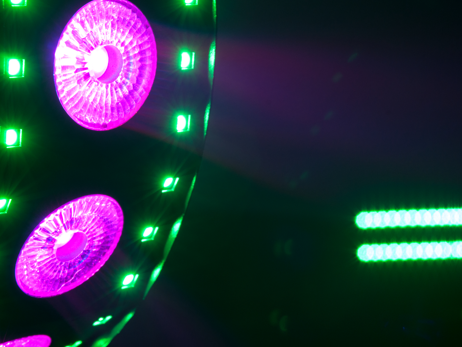 4in1-LED-Effektscheinwerfer mit RGB+UV-LEDs, dynamischen Farbeffekten und Stroboskop