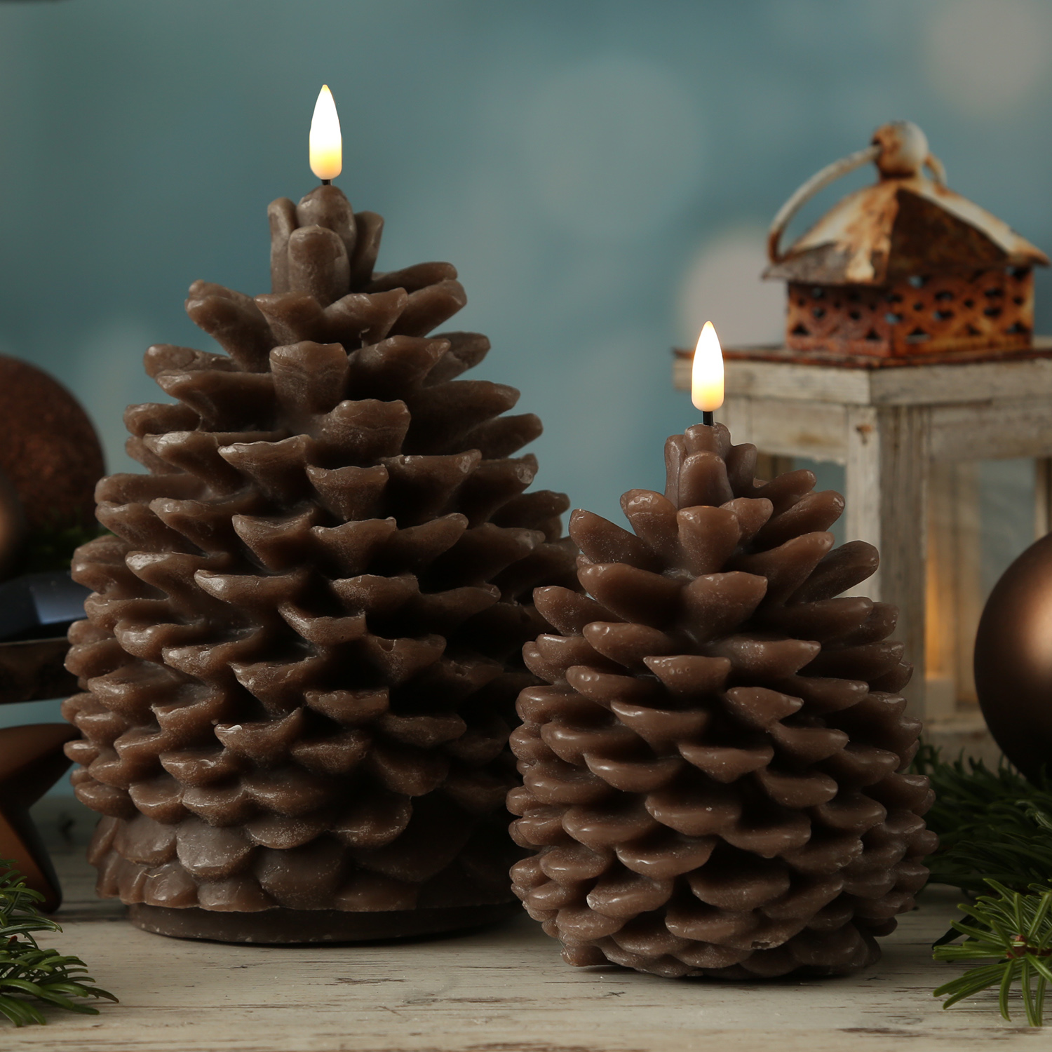 LED Kerze Zapfen - Echtwachs - flackernde 3D Flamme - H: 19cm - D: 14cm - Batteriebetrieb - braun