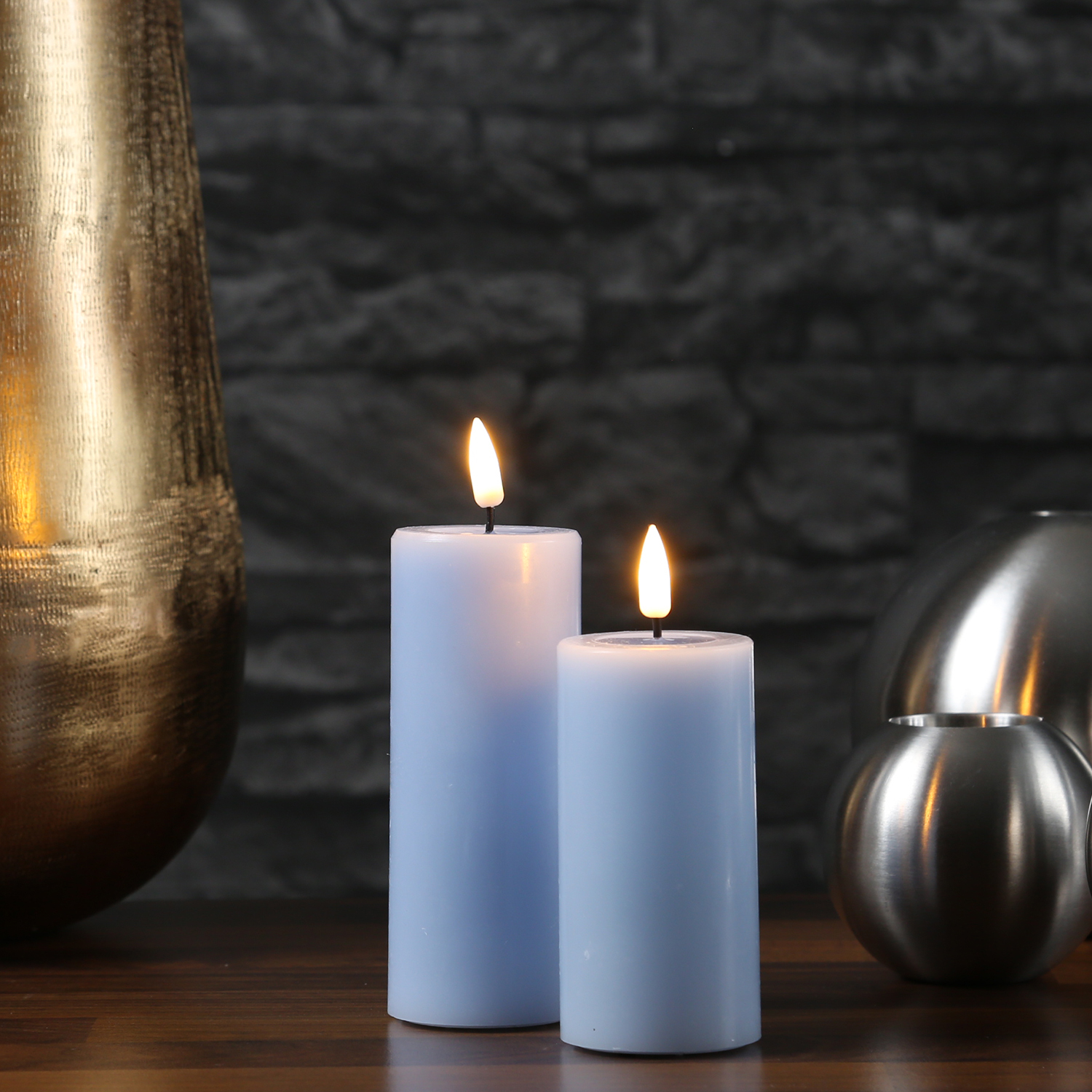 LED Stumpenkerze MIA - Echtwachs - realistische 3D Flamme - H: 12,5cm - D: 5cm - hellblau