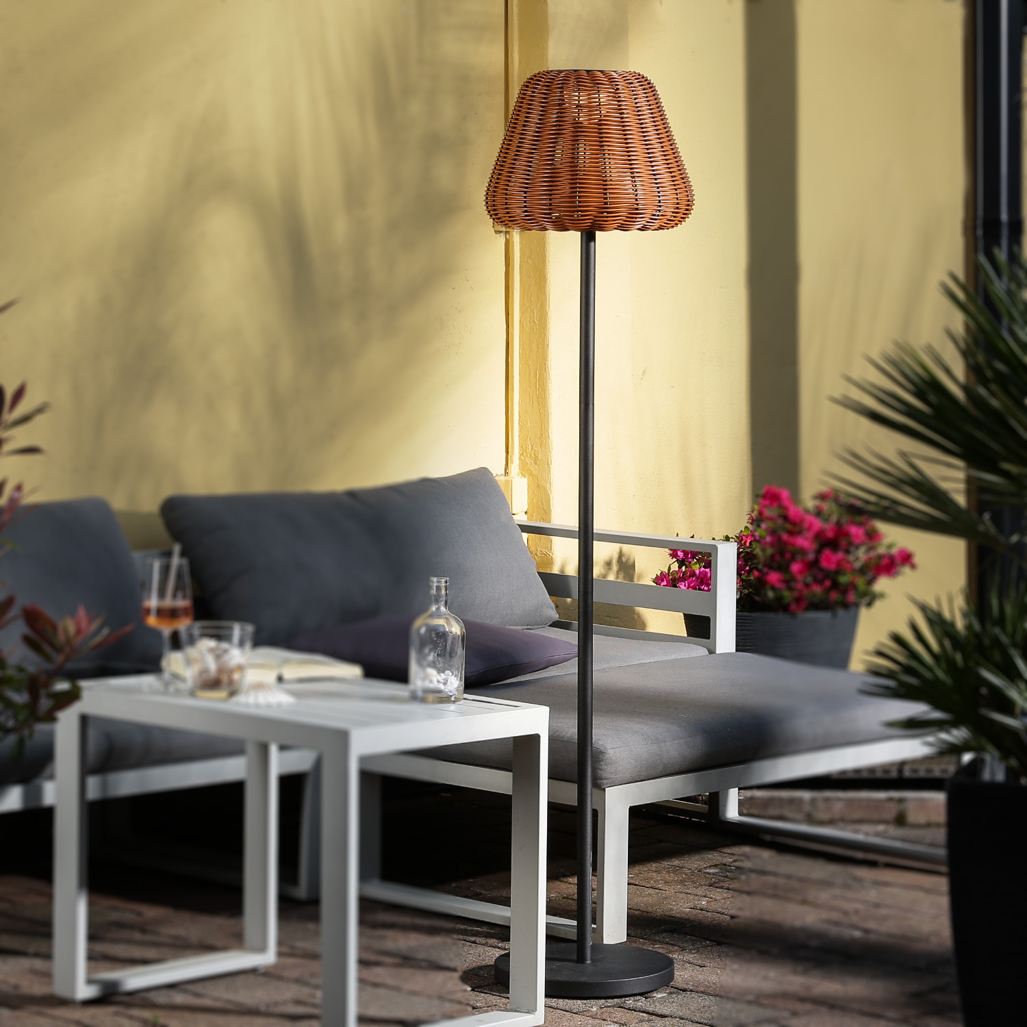 LED Garten Stehlampe - in Rattanoptik - H: 150cm - dimmbar - aufladbar - mit Fernb. - hell braun